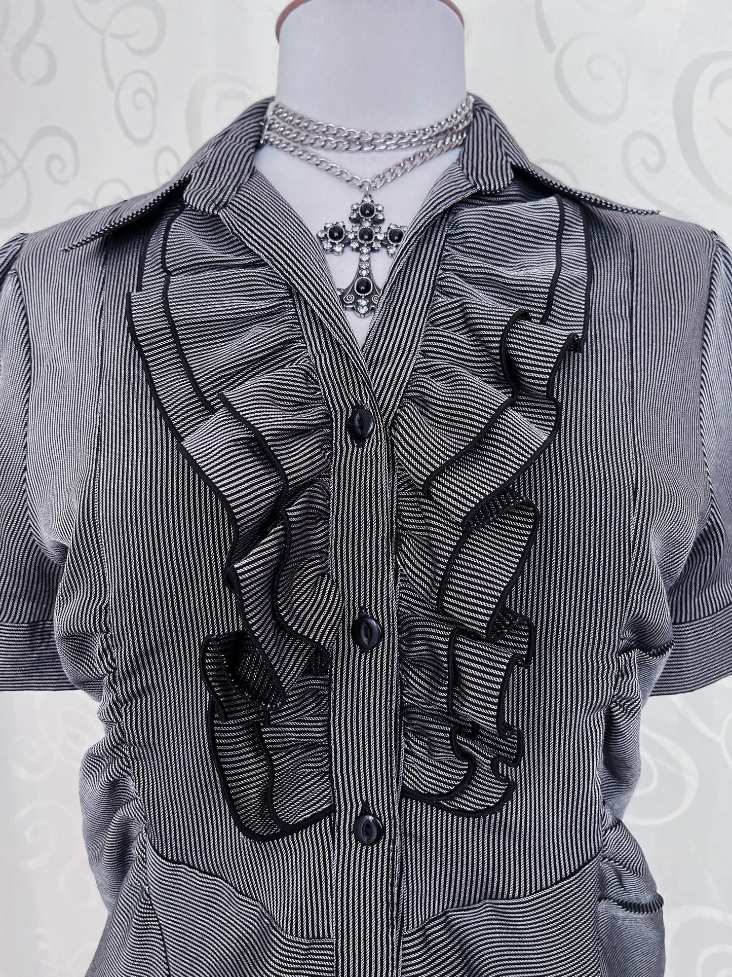 00’s Gothic/Jirai Kei ruffle shirt 🖤🌀