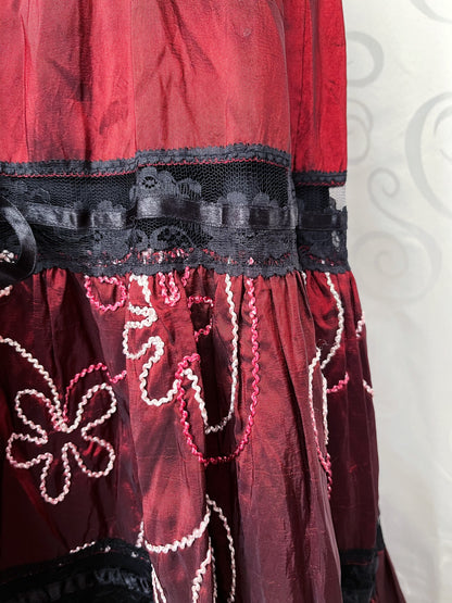 Vintage whimsygoth midi burgundy embroidered skirt with lace detail 🫀