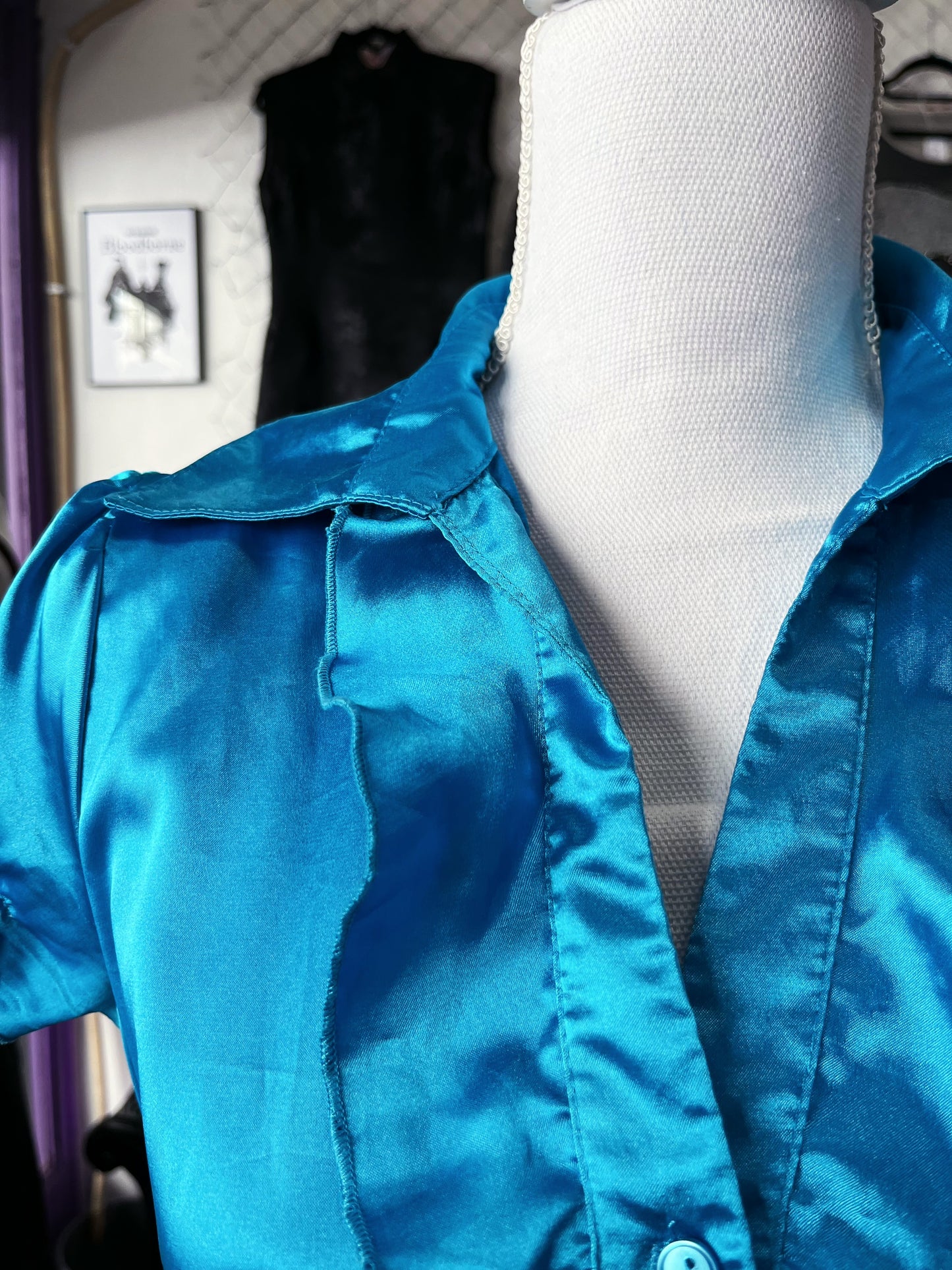 00’s Dark coquette/Jkei satin blue & black ruffle top 🌀🫐