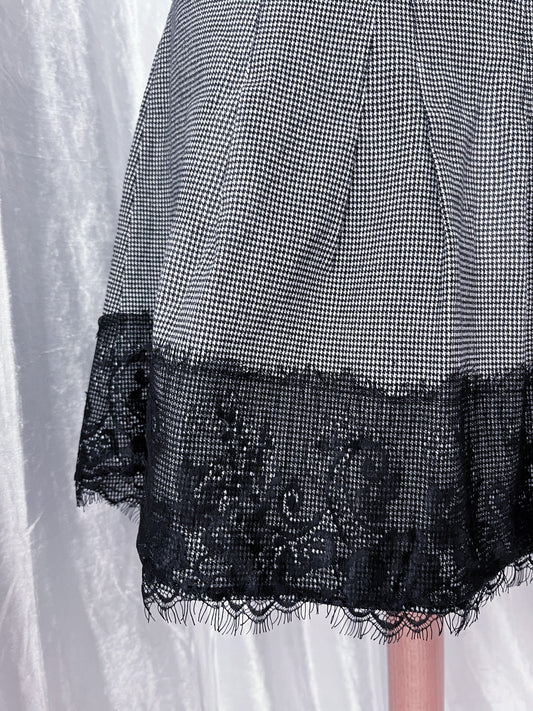 00’s dark coquette plaid skirt with lace detail 🎞️💀