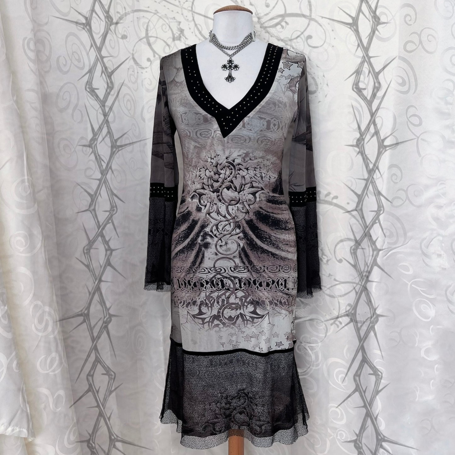 Y2K iconic beige dress with thorn print 🖤🕸️🕷️