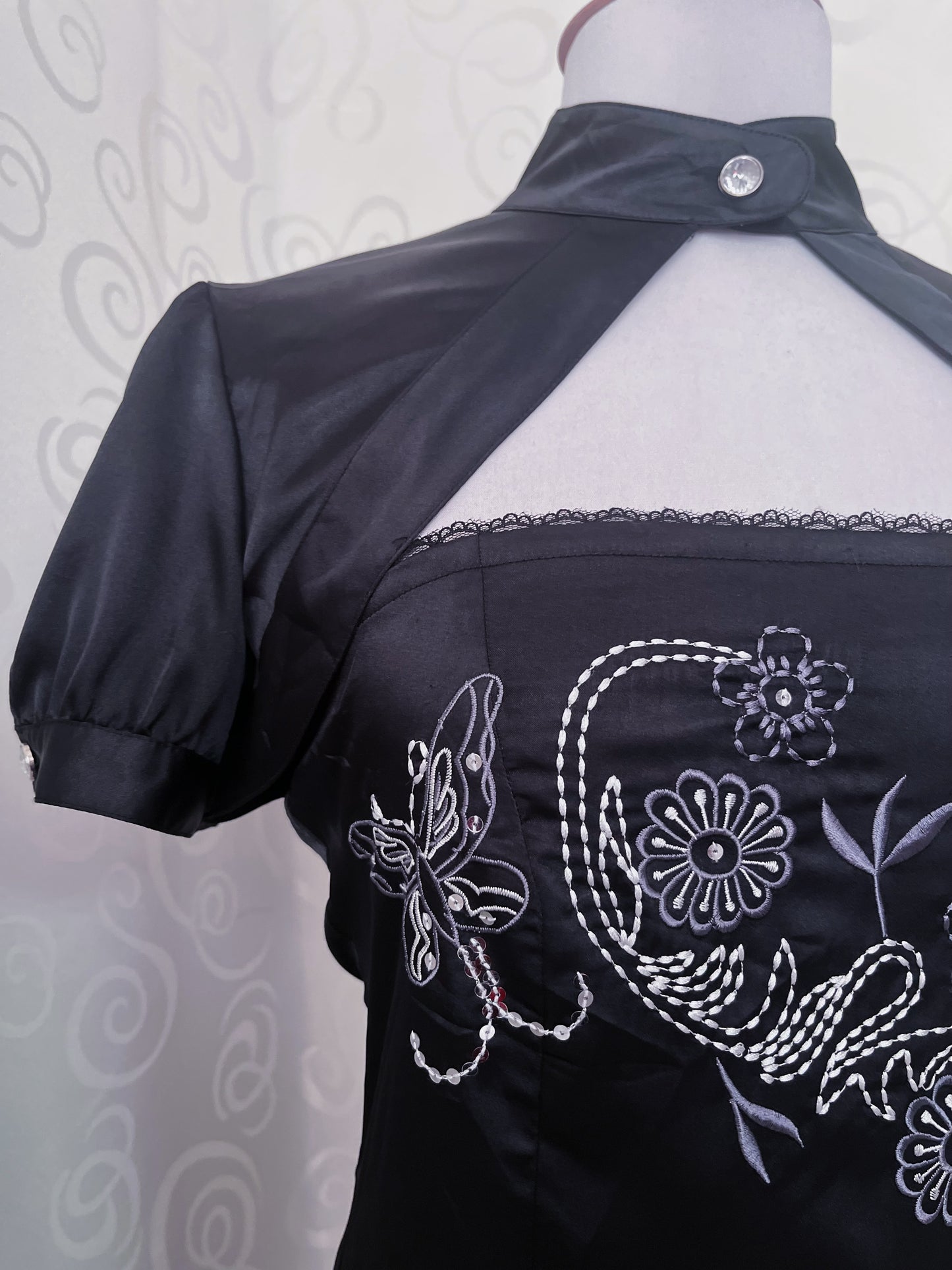 00’s Qipao style black satin dress with embroidered detail 🖤