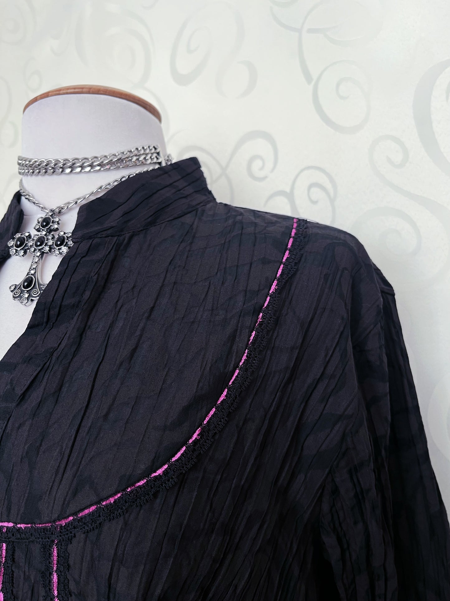 00’s Gothic shirt with mesmerising magenta details 🌀💜