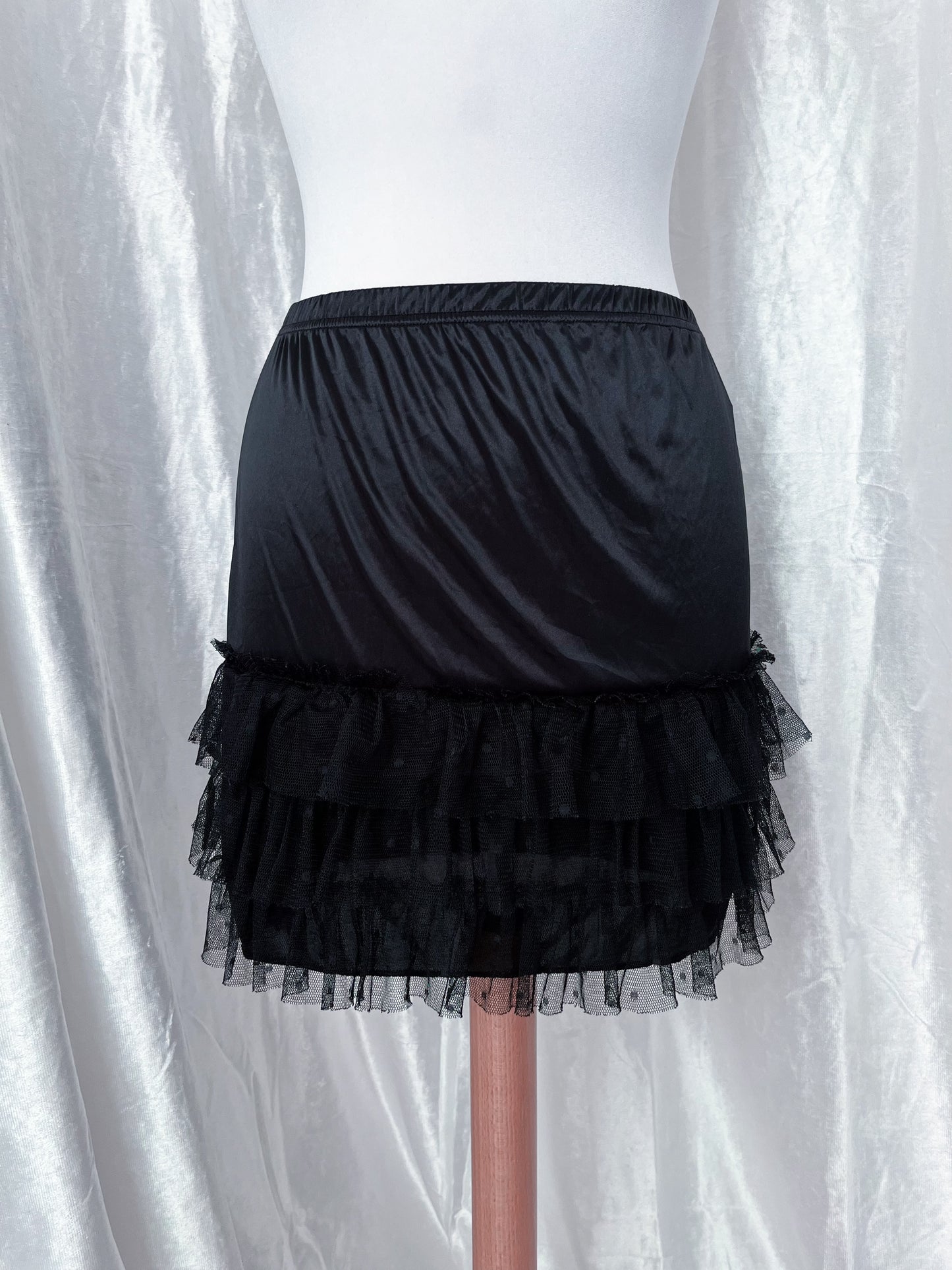Hot gothic silky black skirt with lace trim detail 🕷️