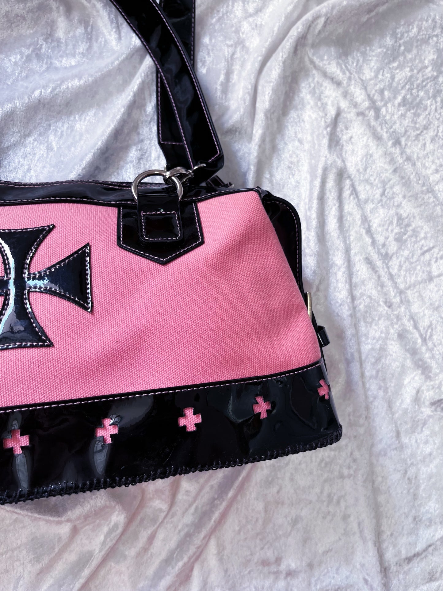00’s gothic pink shoulder bag with cross design 🎀💀