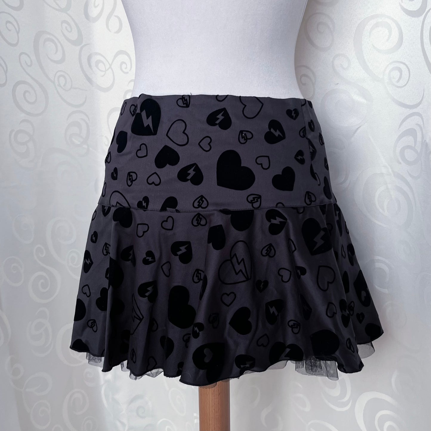 Old Dark Coquette H&M dark grey skirt with velvet hearr details 🖤