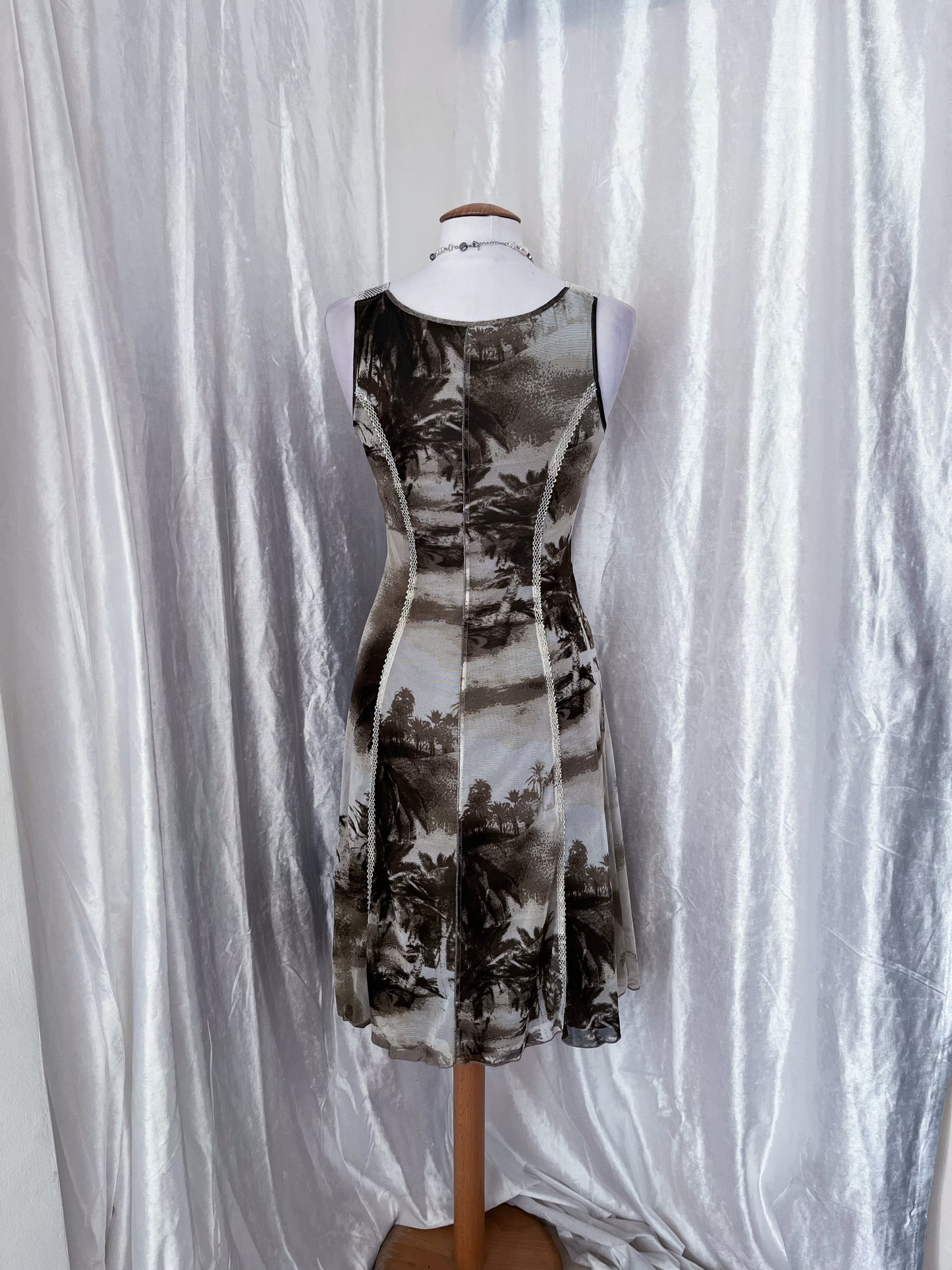 00's iconic mesh printed dress with little pockets on the sides ✨