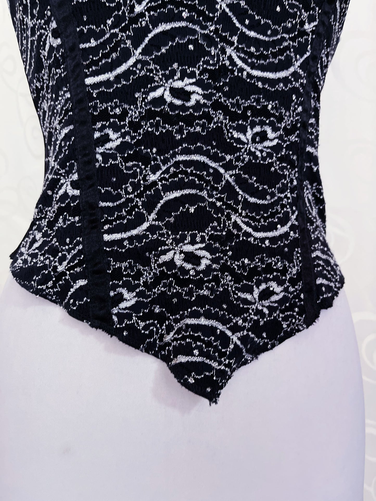 00’s Whimsygoth embroidered black & white top 🕷️