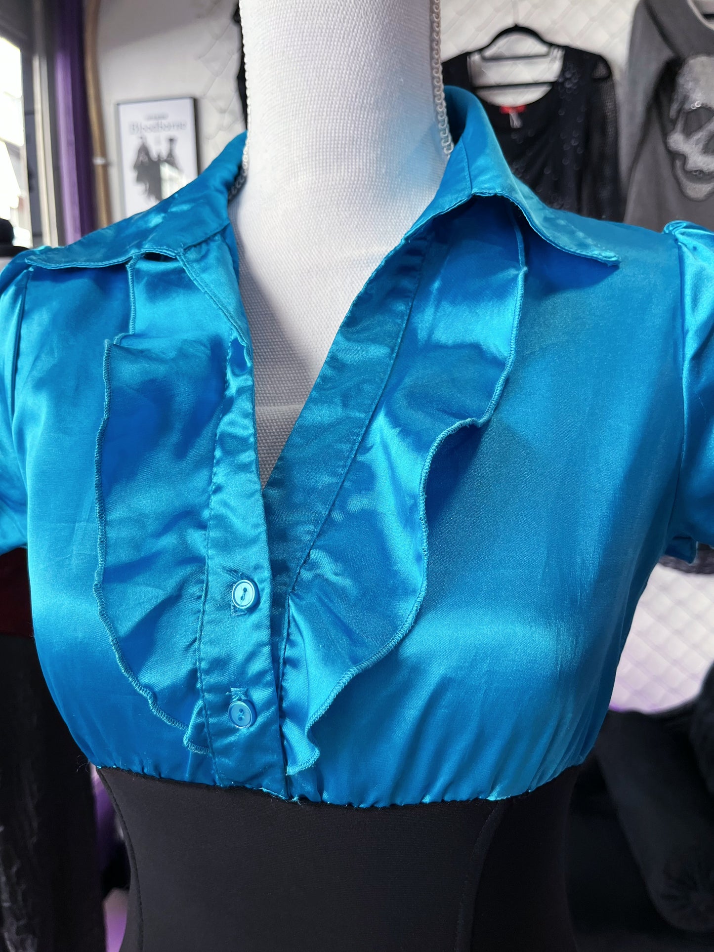 00’s Dark coquette/Jkei satin blue & black ruffle top 🌀🫐