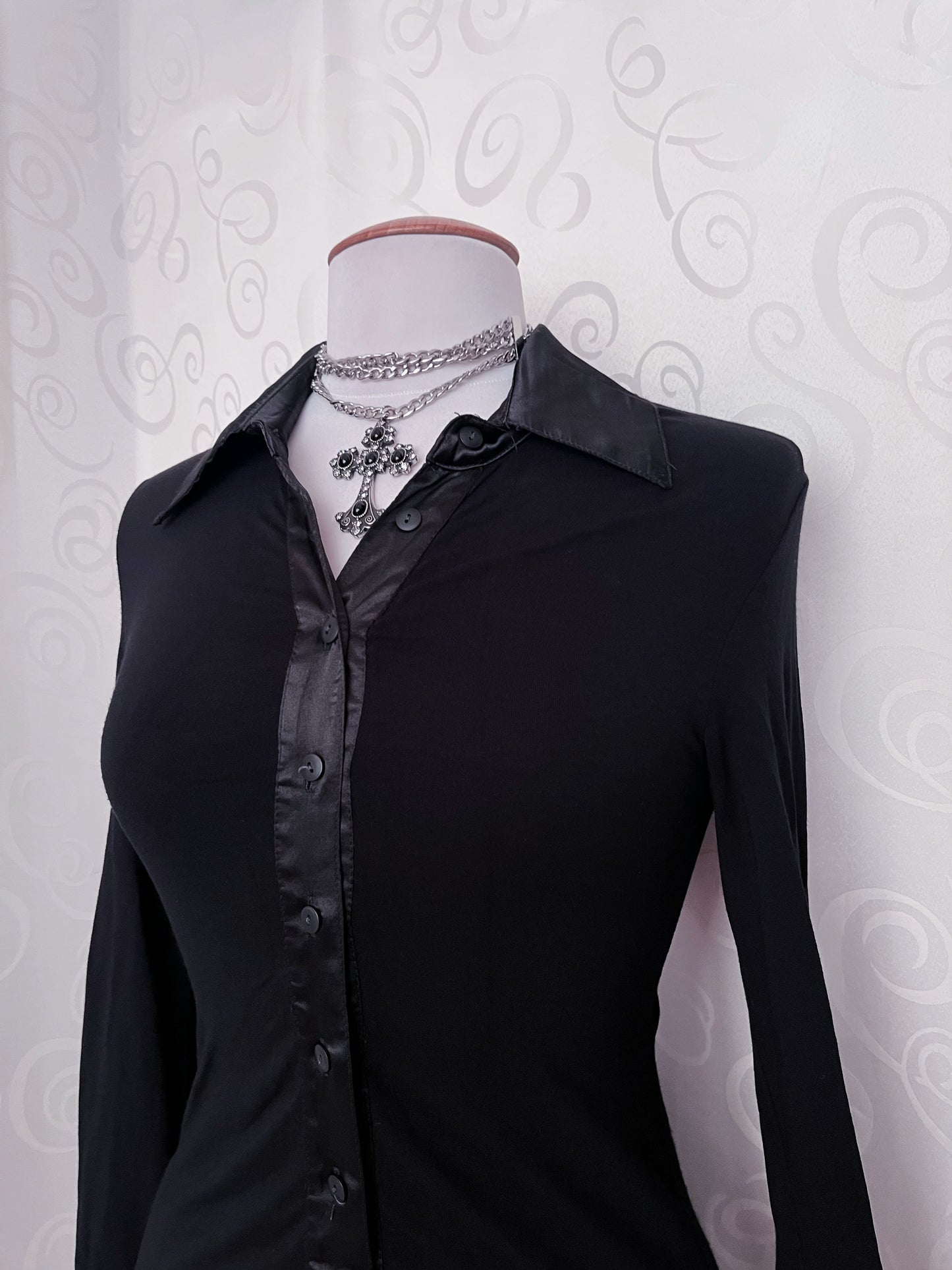 00’s iconic Gothic black shirt with lace-up and cutout back detail 🦇