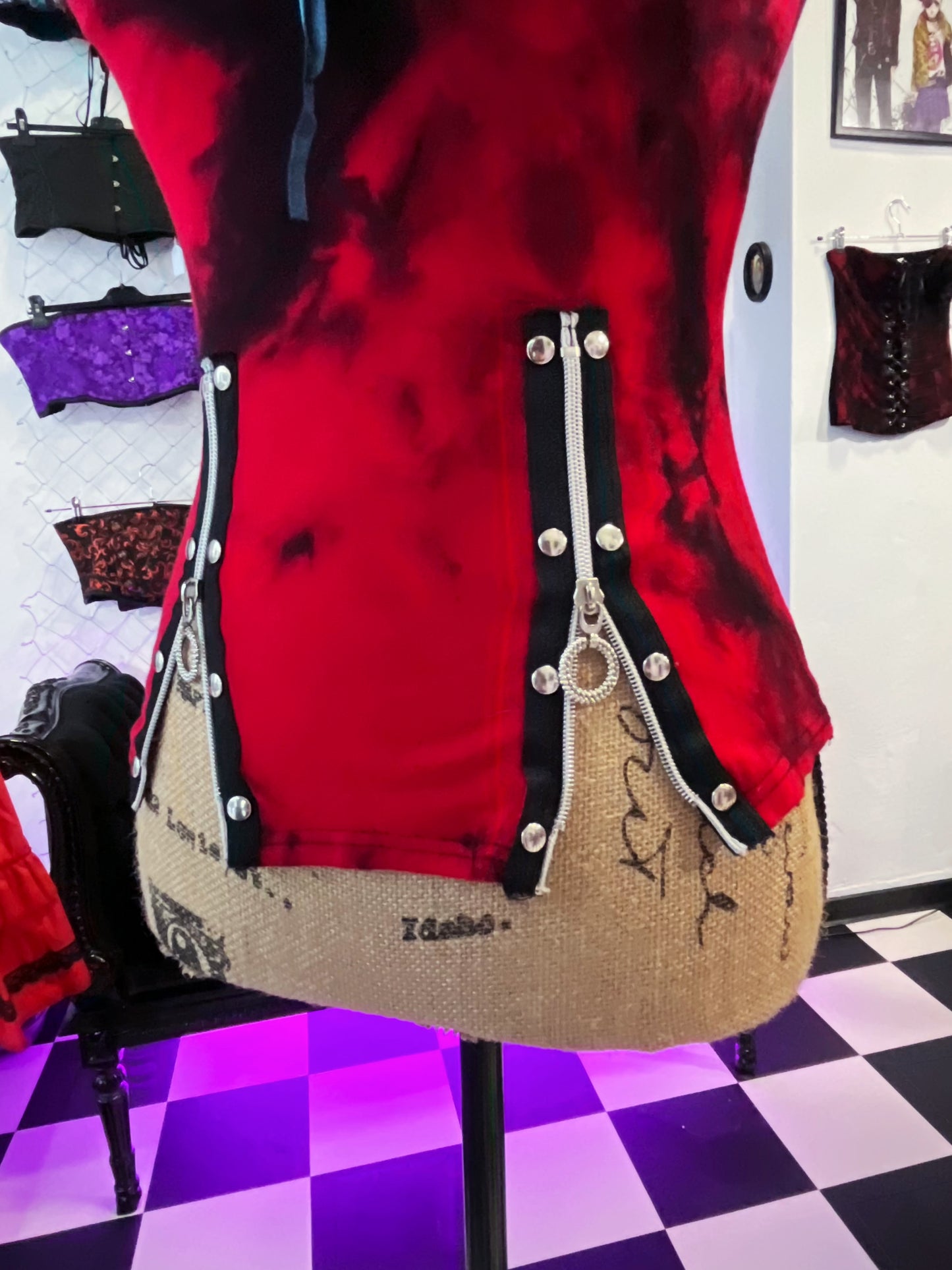 00’s Alt tie-dye red top with zipper details 🎸