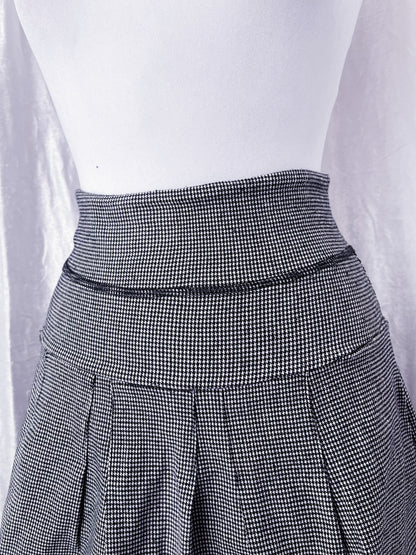 00’s dark coquette plaid skirt with lace detail 🎞️💀