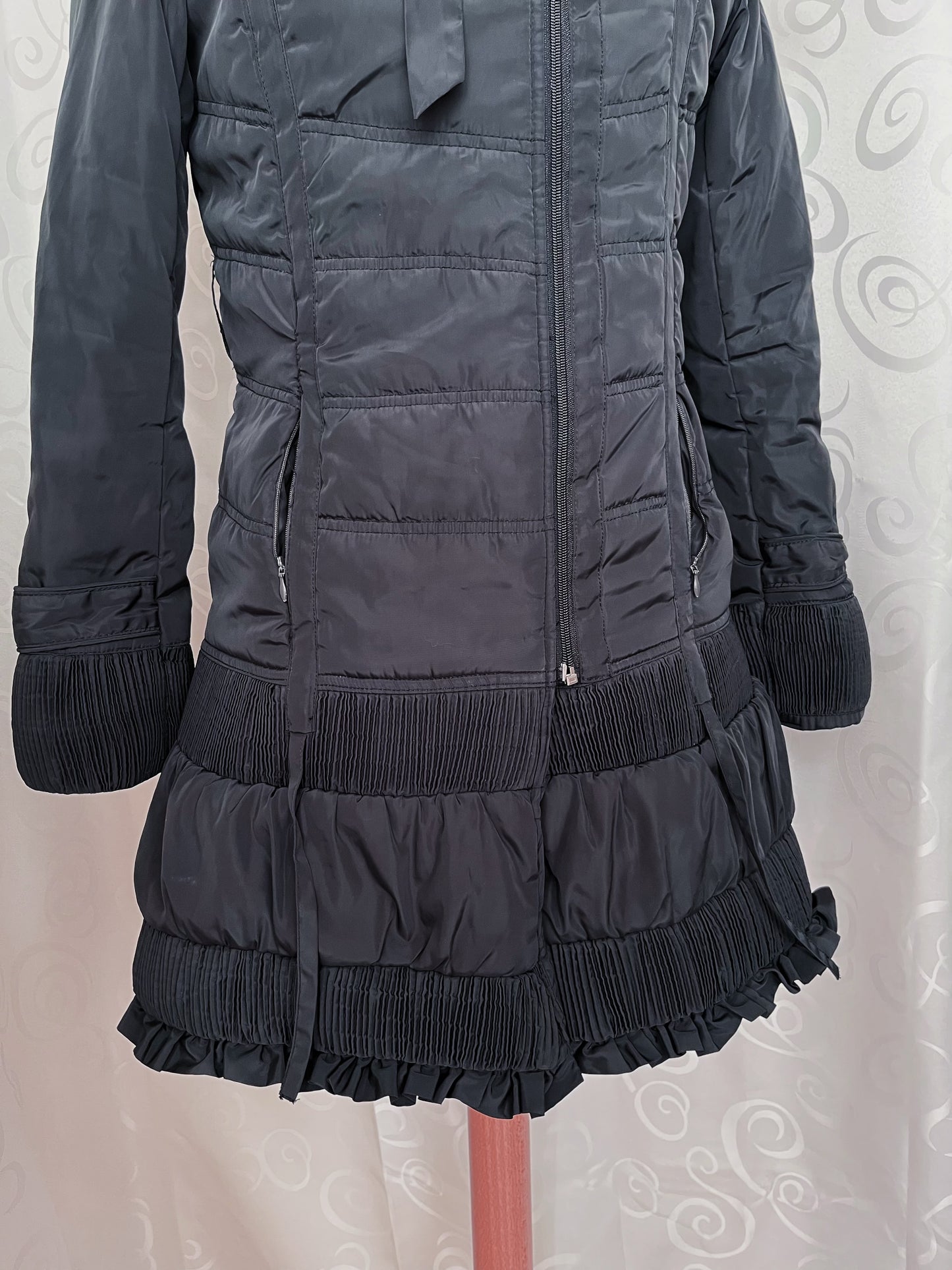 Gothic / Jirai kei style black coat with faux fur neckline 🕷️🦇