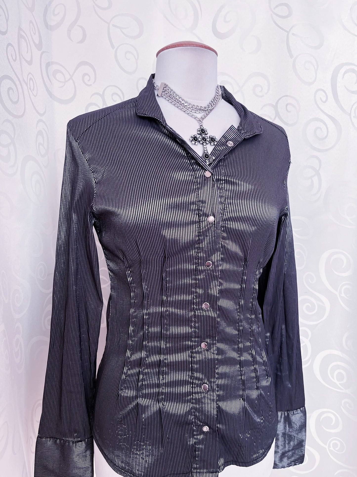 00’s gothic satin striped silver shirt 🩶🖇️