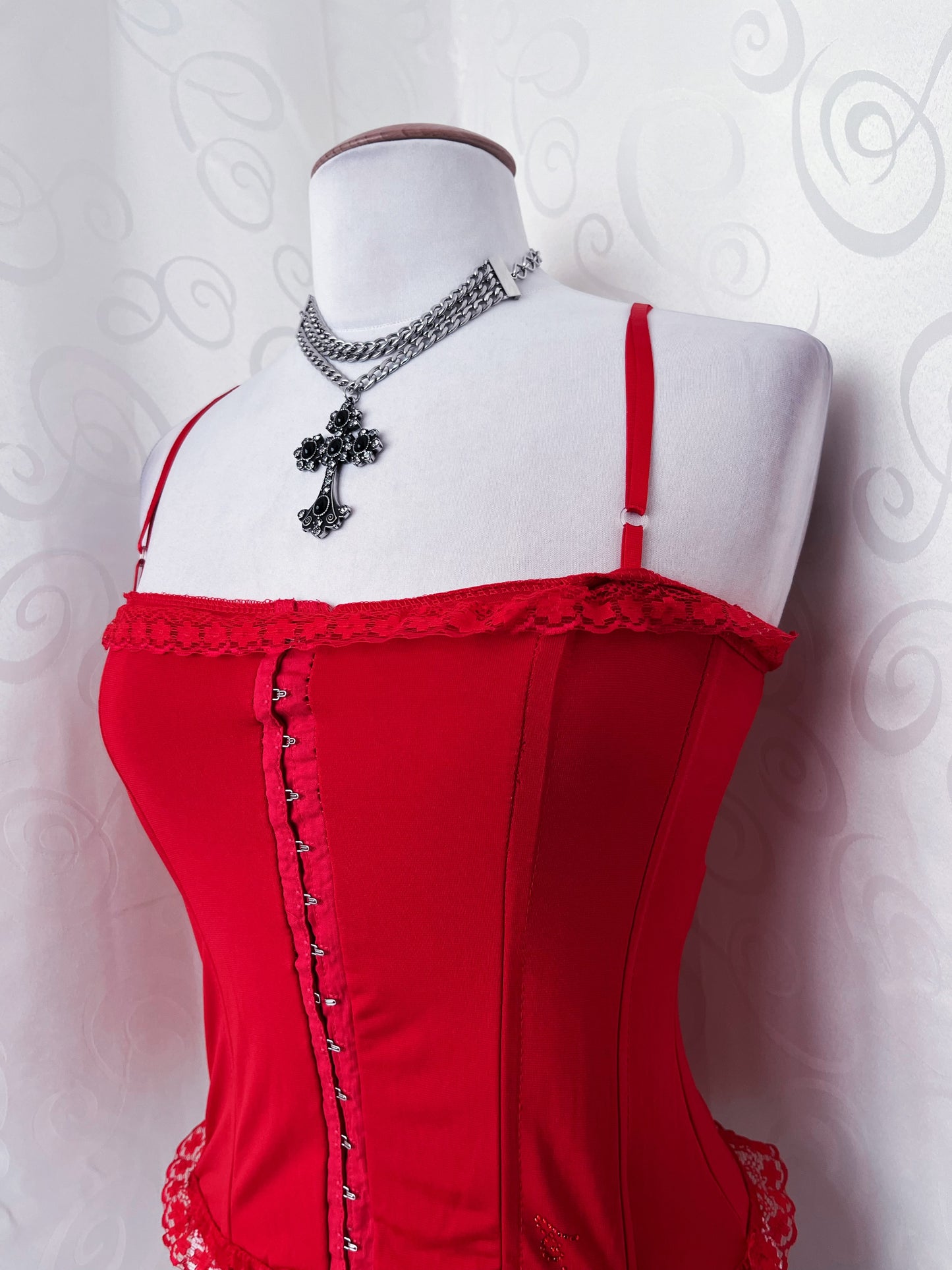 00’s whimsy vampire red corset 🫀