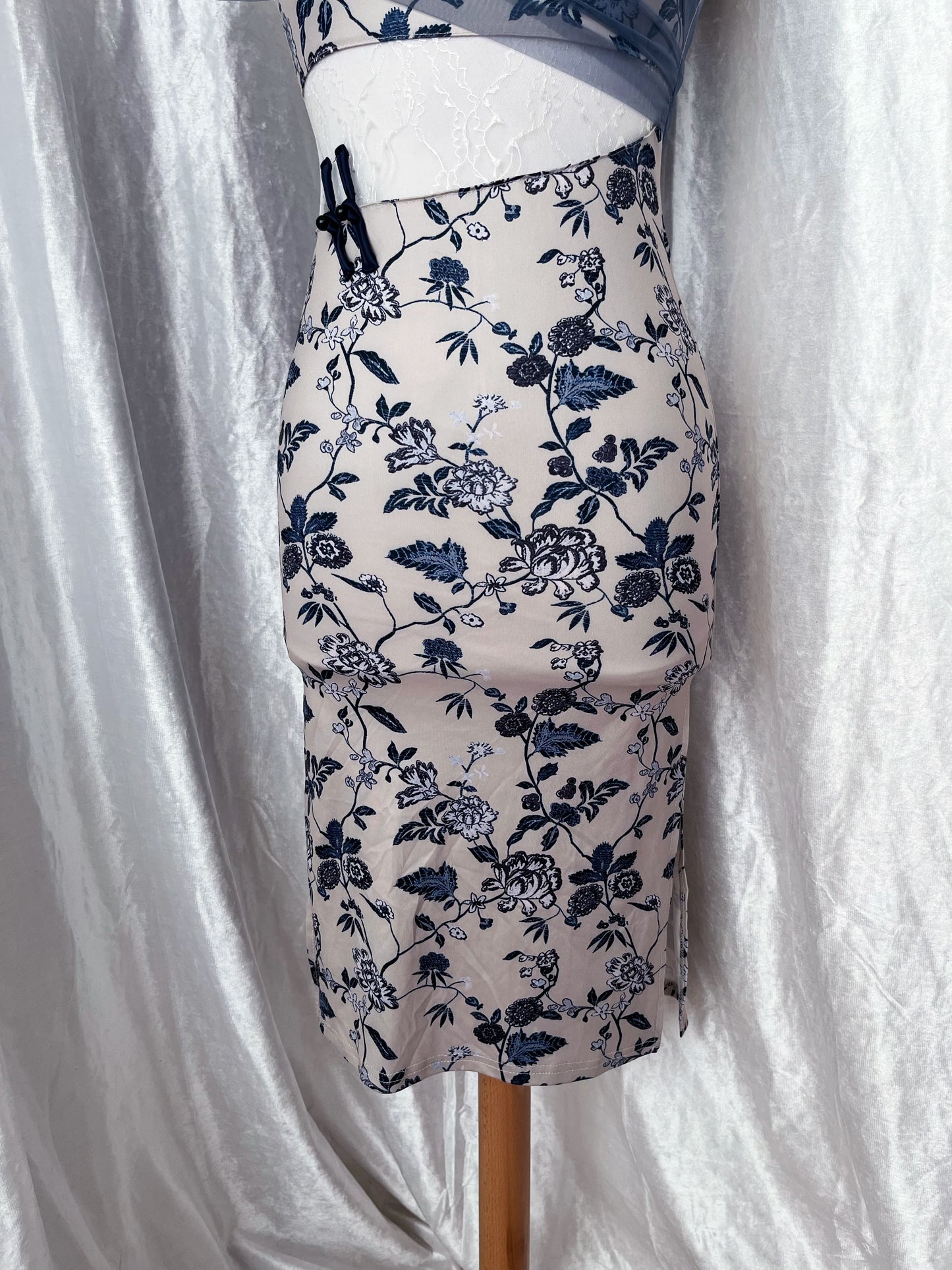 Modern beige Qipao dress with tulle & lace detail 🌀 🍥
