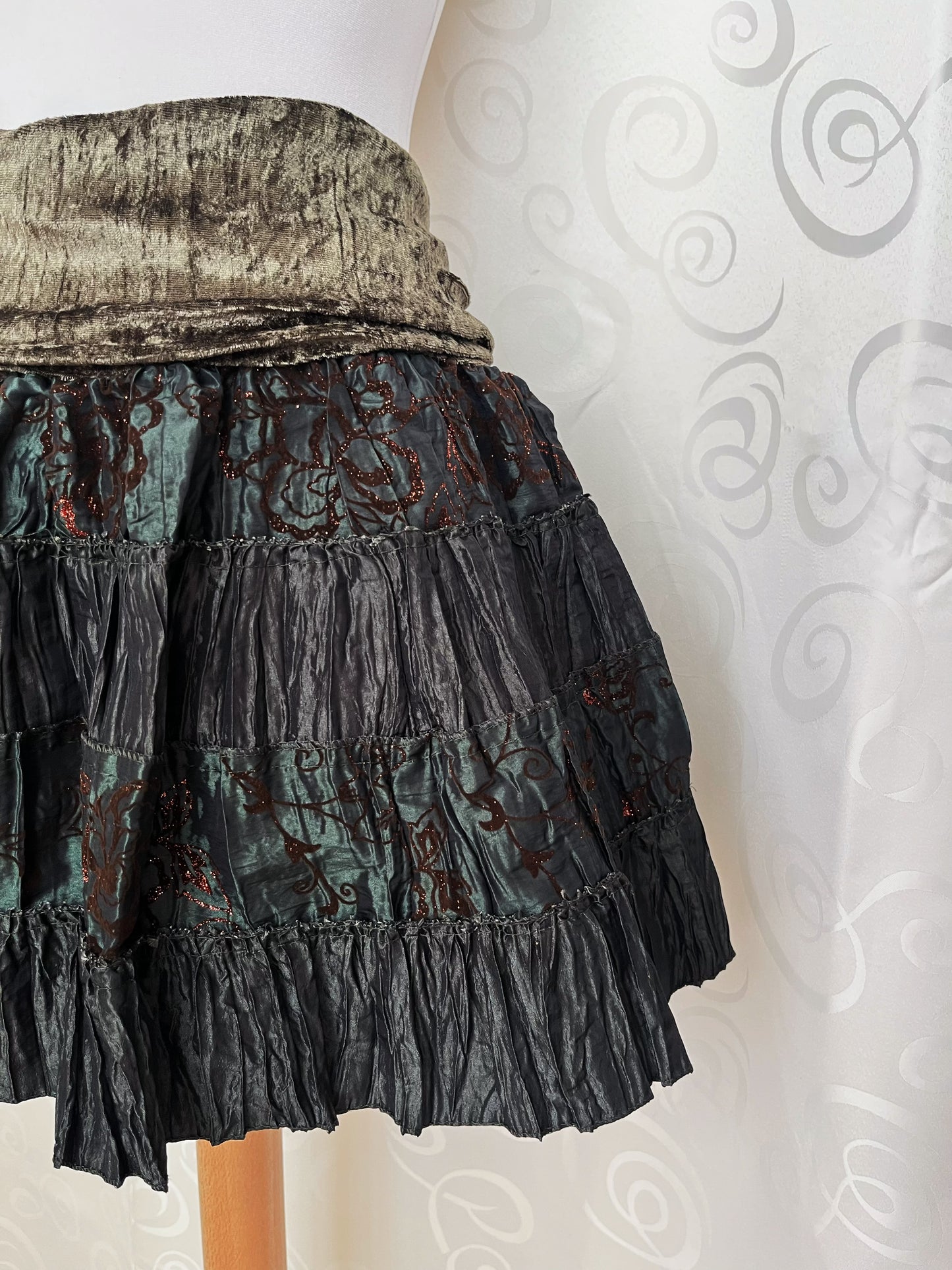 00’s deadstock whimsygoth fairy green skirt with embroidery & velvet detail 🧚🏾