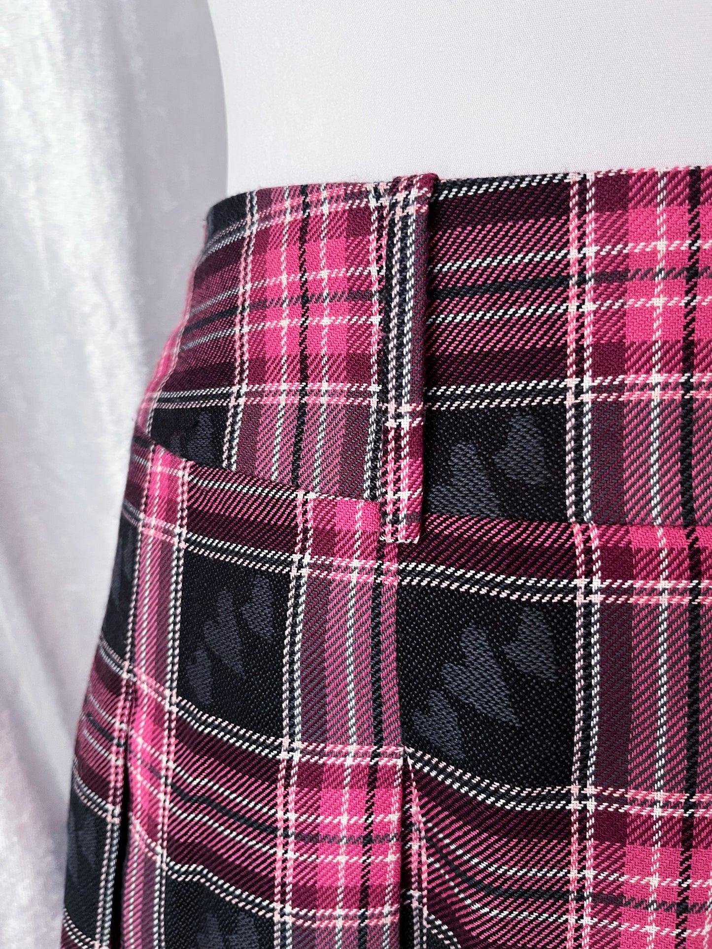 Woolen pink plaid skirt with heart print details 🎀