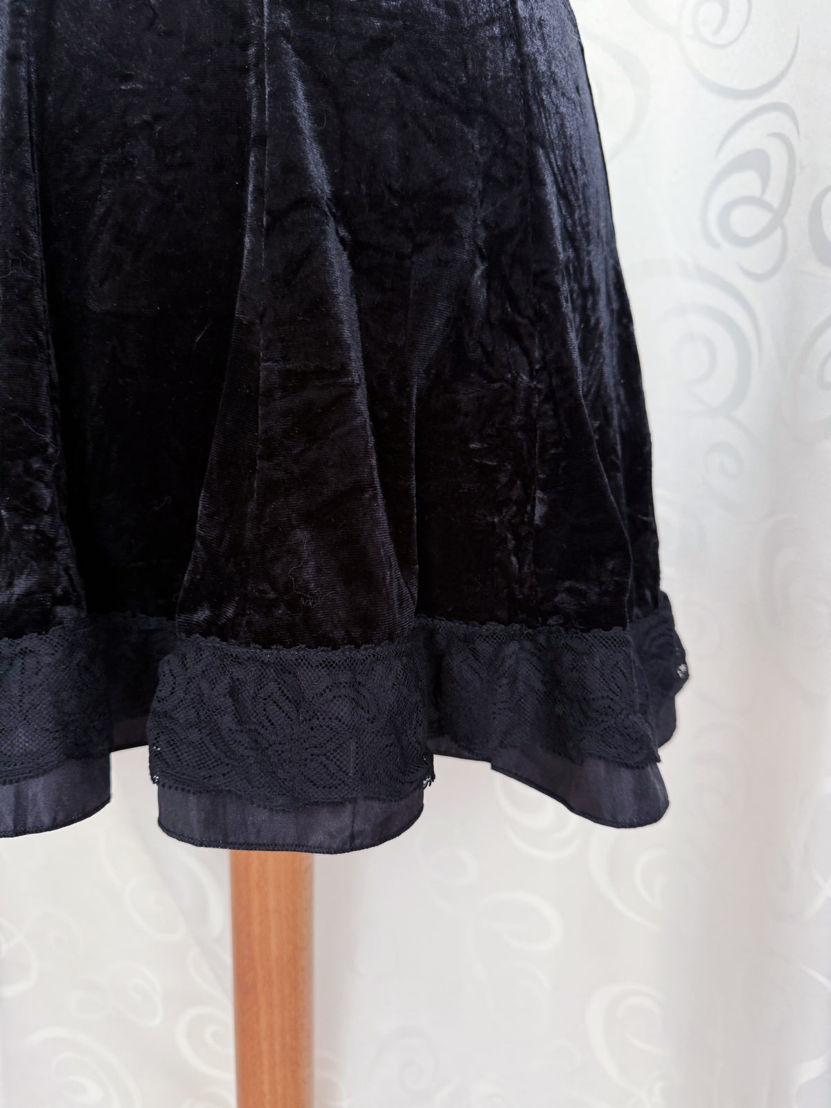 00’s Gothic velvet skirt with lace detail 🦇