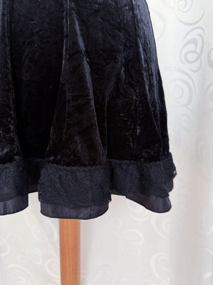 00’s Gothic velvet skirt with lace detail 🦇