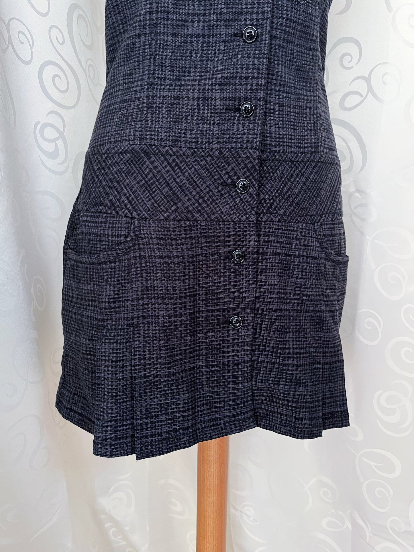 00’s Dark Academia plaid dark grey button-up dress with pockets on the sides 🗝📓