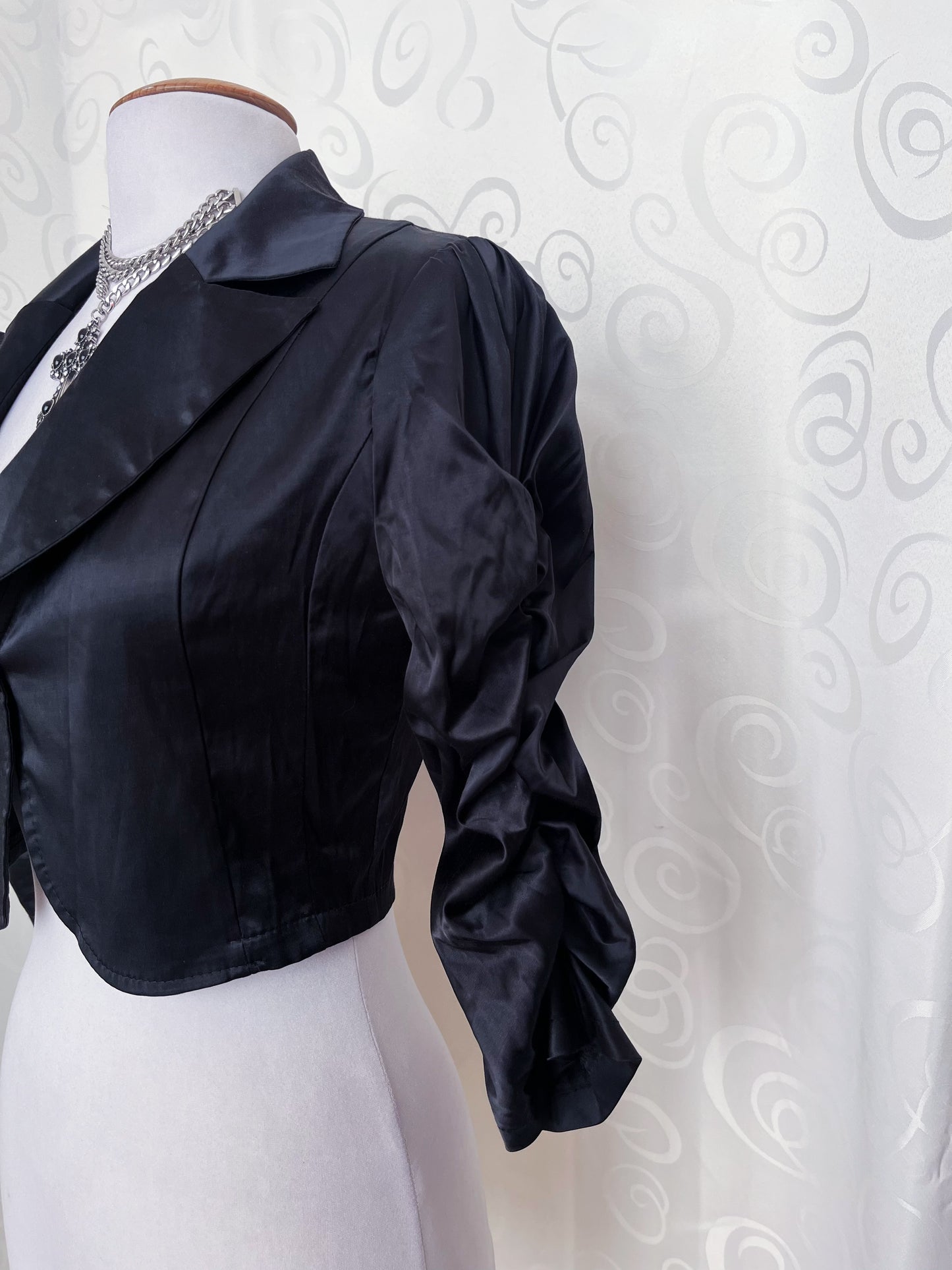 00’s gothic satin black bolero 🕷️