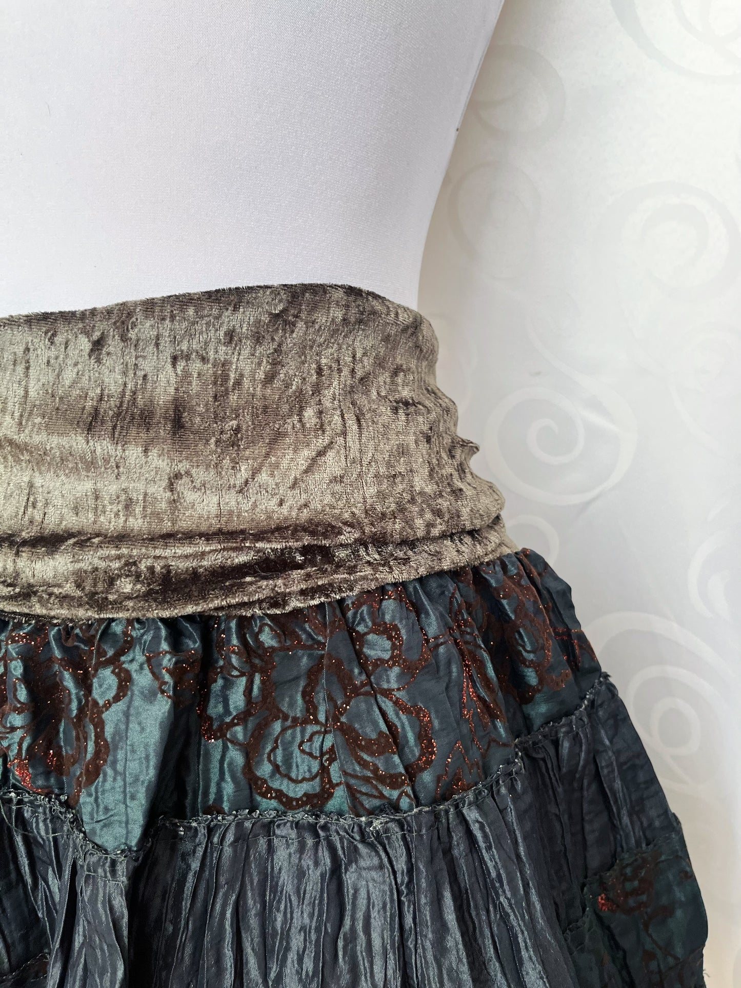 00’s deadstock whimsygoth fairy green skirt with embroidery & velvet detail 🧚🏾