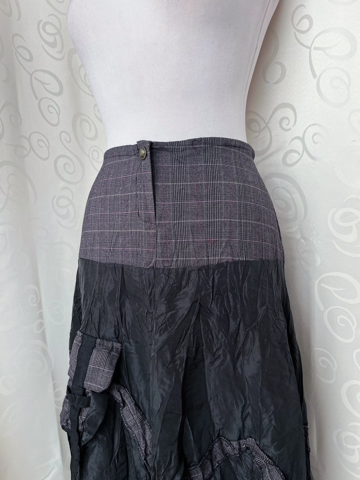 00’s iconic whimsy tartan patchwork skirt 🦇🌀
