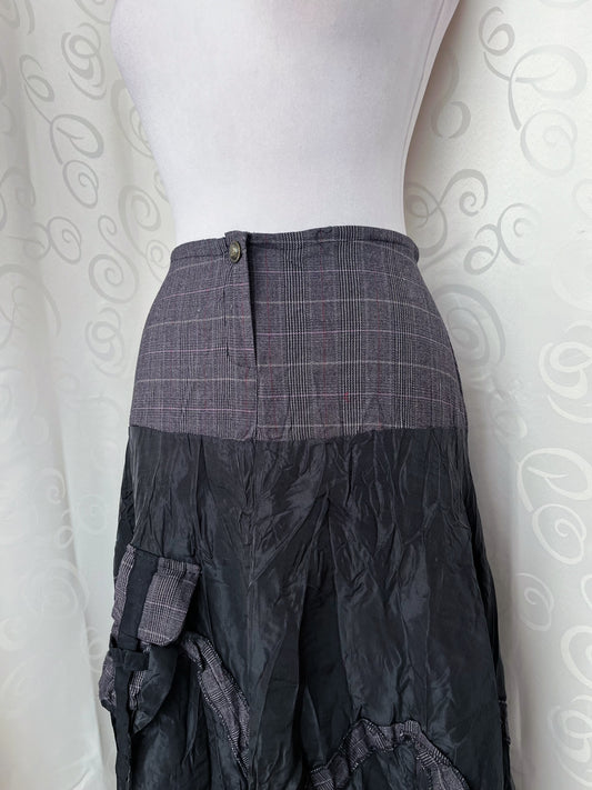 00’s iconic whimsy tartan patchwork skirt 🦇🌀
