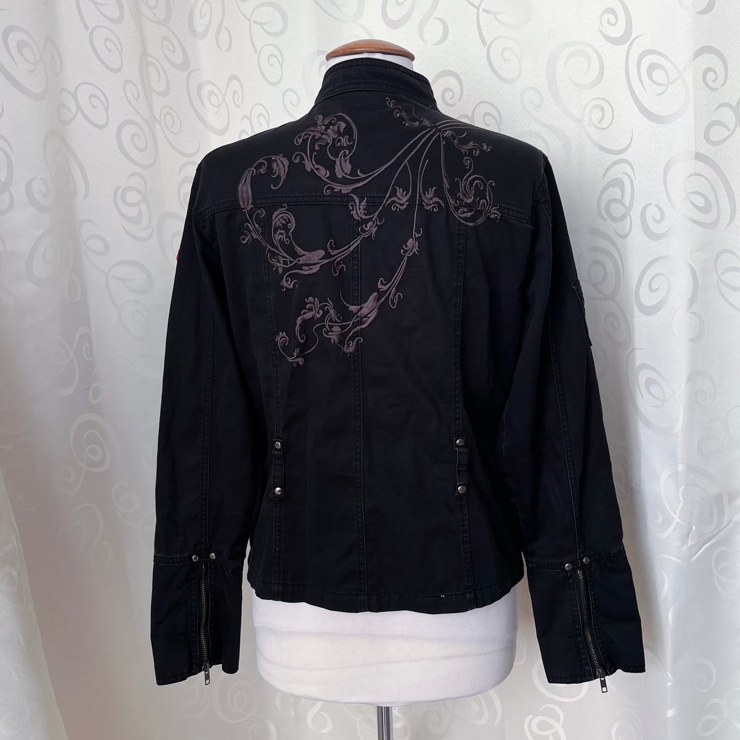 00’s iconic denim jacket with embroidered back detail 🌀
