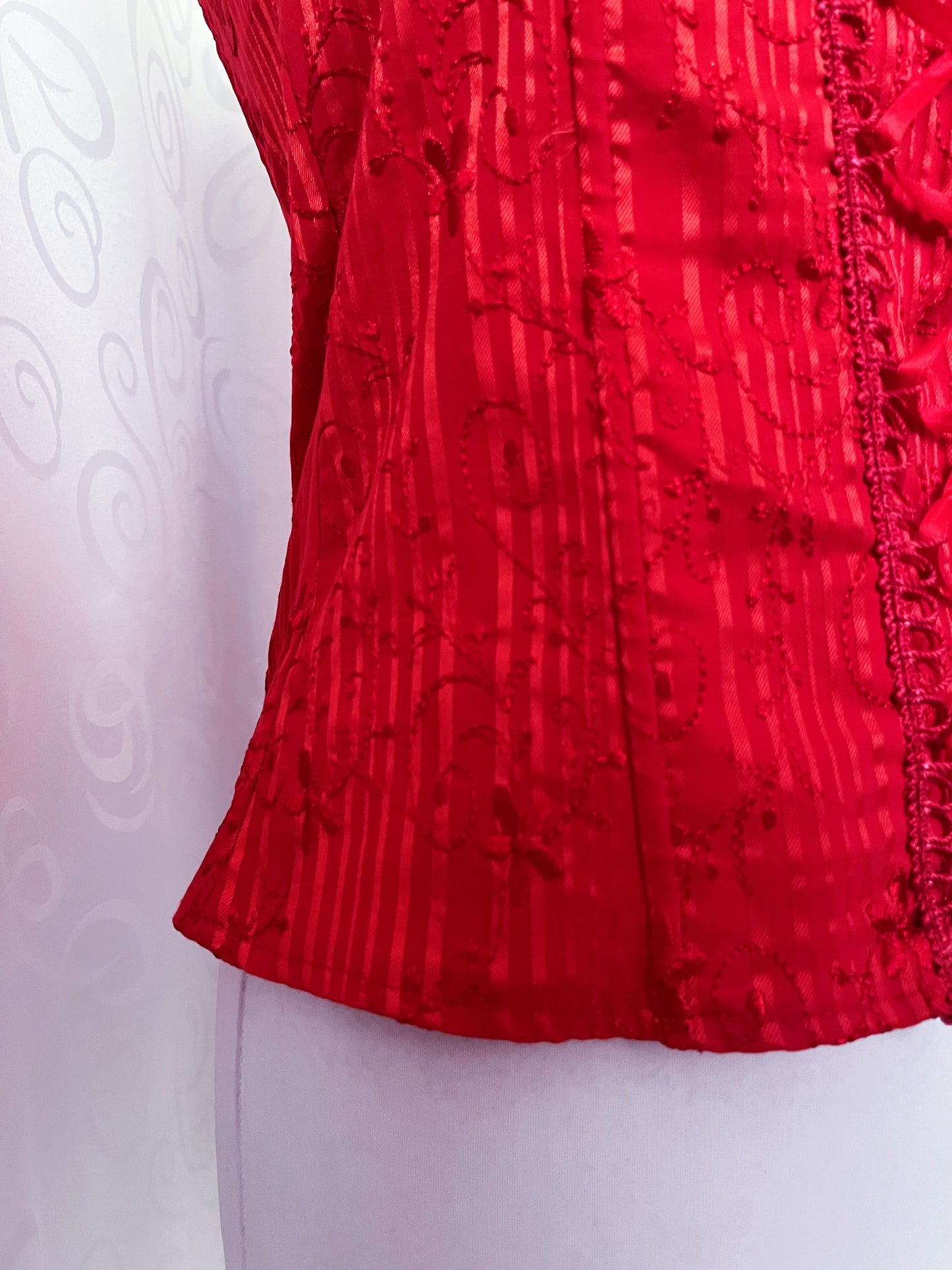 00’s vampire lace-up tube top with embroidered details ❤️🌀