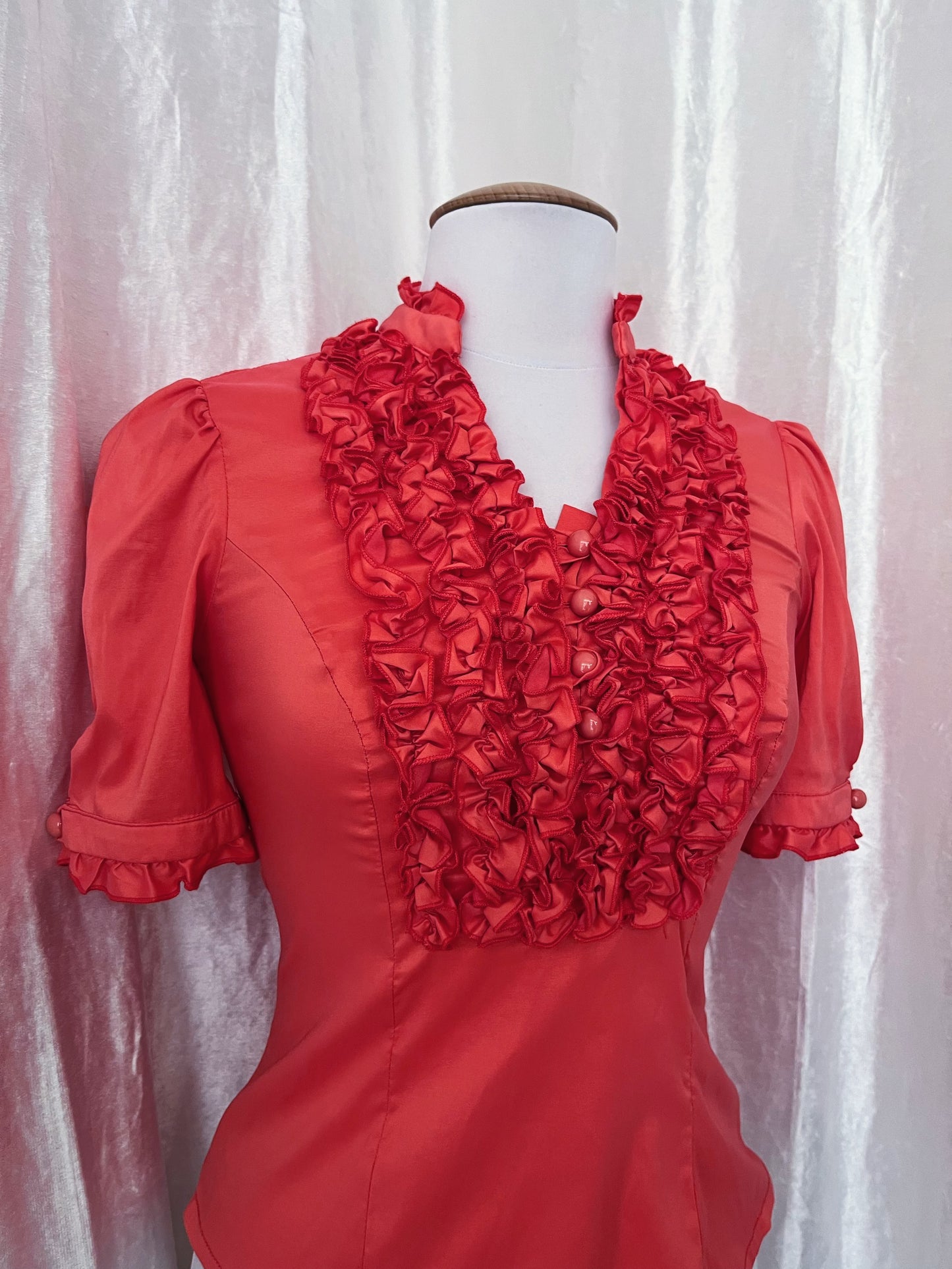 Cutest 00's coral ruffle shirt 🍑