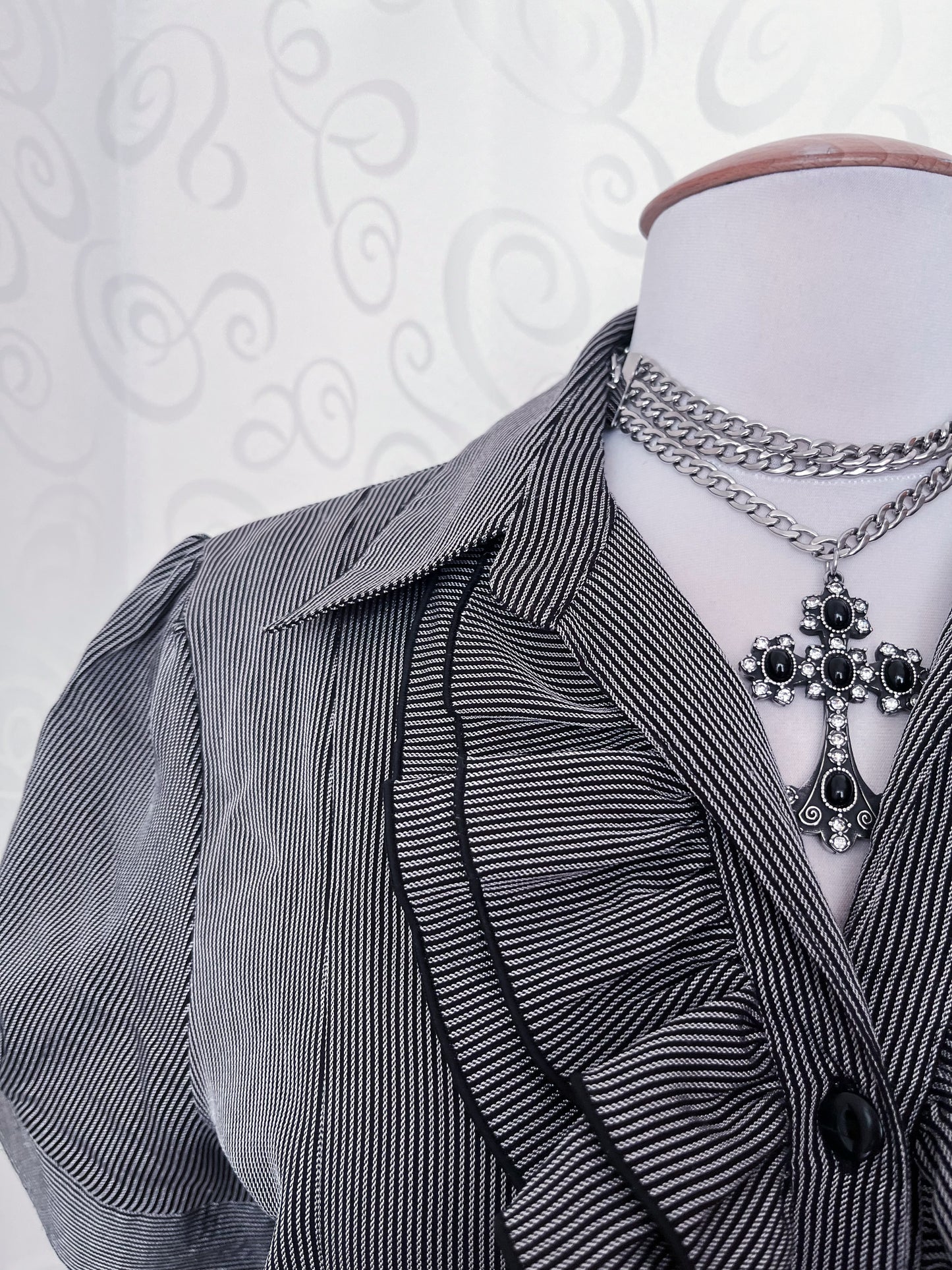 00’s Gothic/Jirai Kei ruffle shirt 🖤🌀