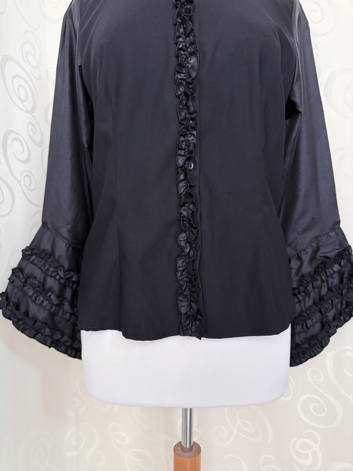 00’s Gothic black shirt with ruffle details & bell sleeves 🦇🌀