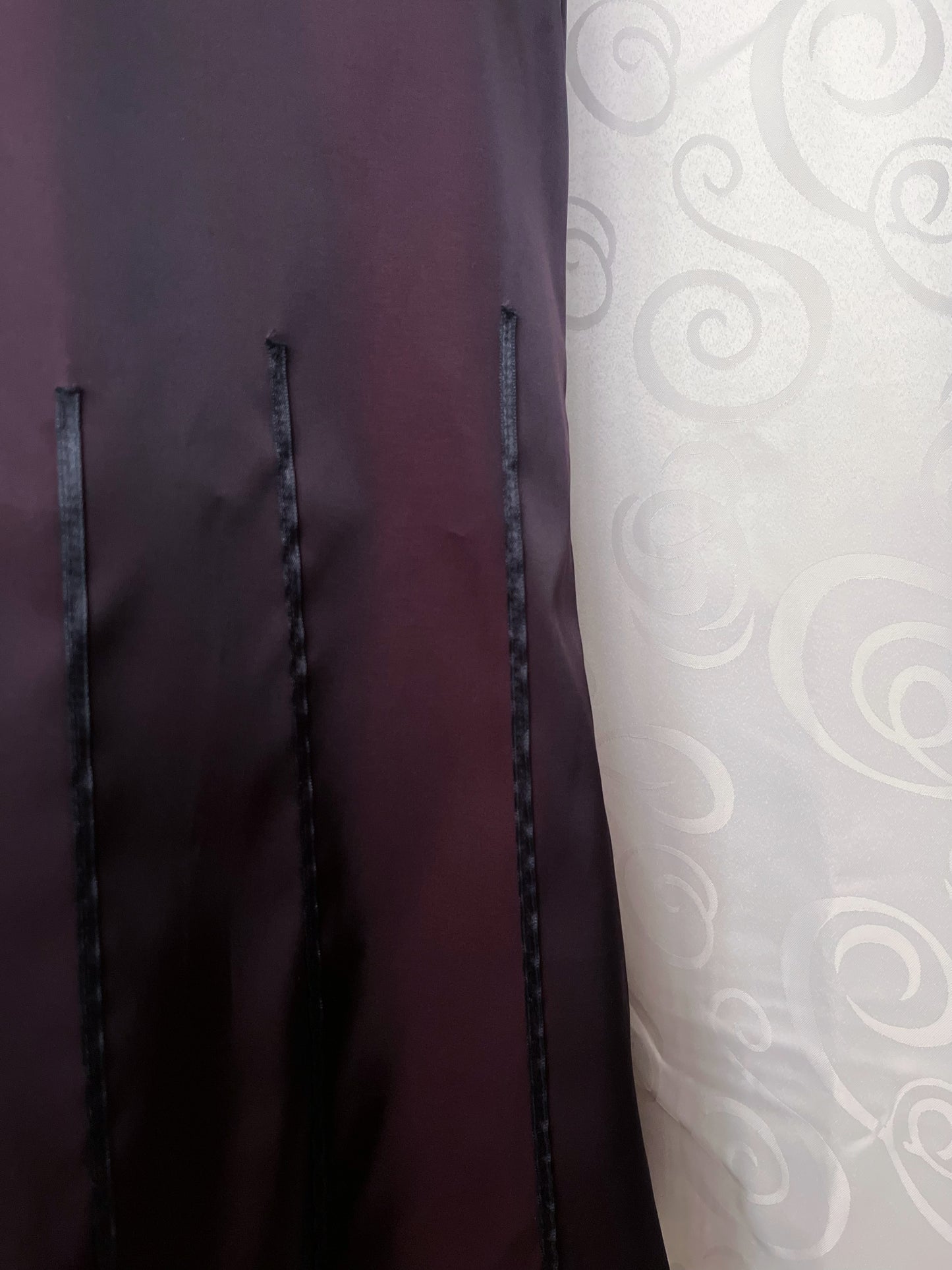 00’s Vampire Gothic dark burgundy satin skirt with lace & faux fur trim detail 🦇🥀