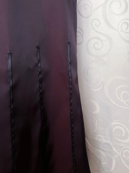 00’s Vampire Gothic dark burgundy satin skirt with lace & faux fur trim detail 🦇🥀