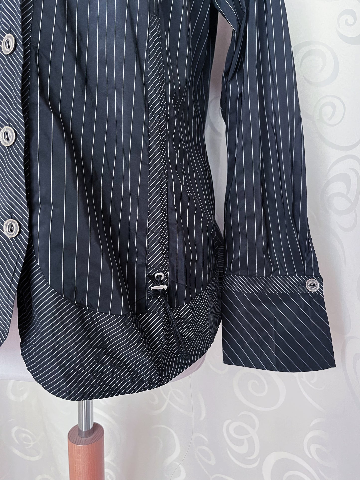00’s Gothic striped shirt with ruffle details 🖤