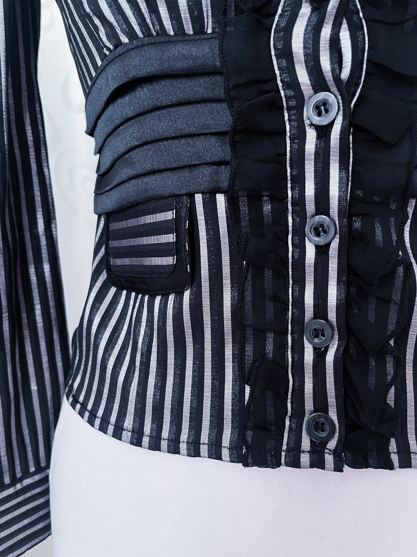 00’s Gothic/Jirai Kei striped ruffle shirt 🖤🌀