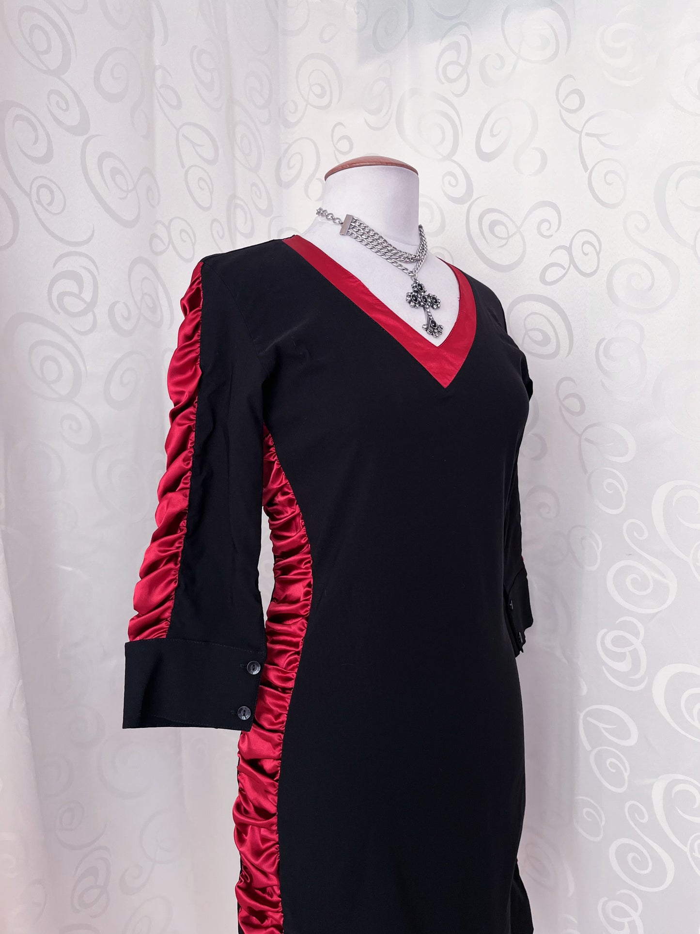 Iconic 00’s vampire dress 🕸️🩸