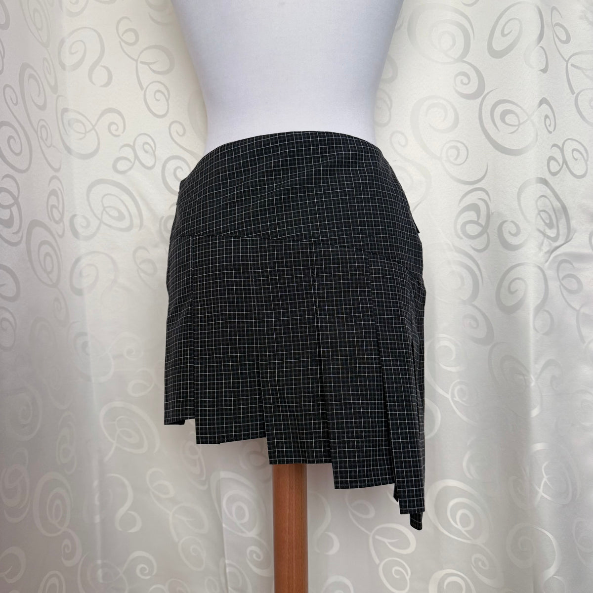 Emo asymmetrical plaid & pleated skirt 🦝🦇
