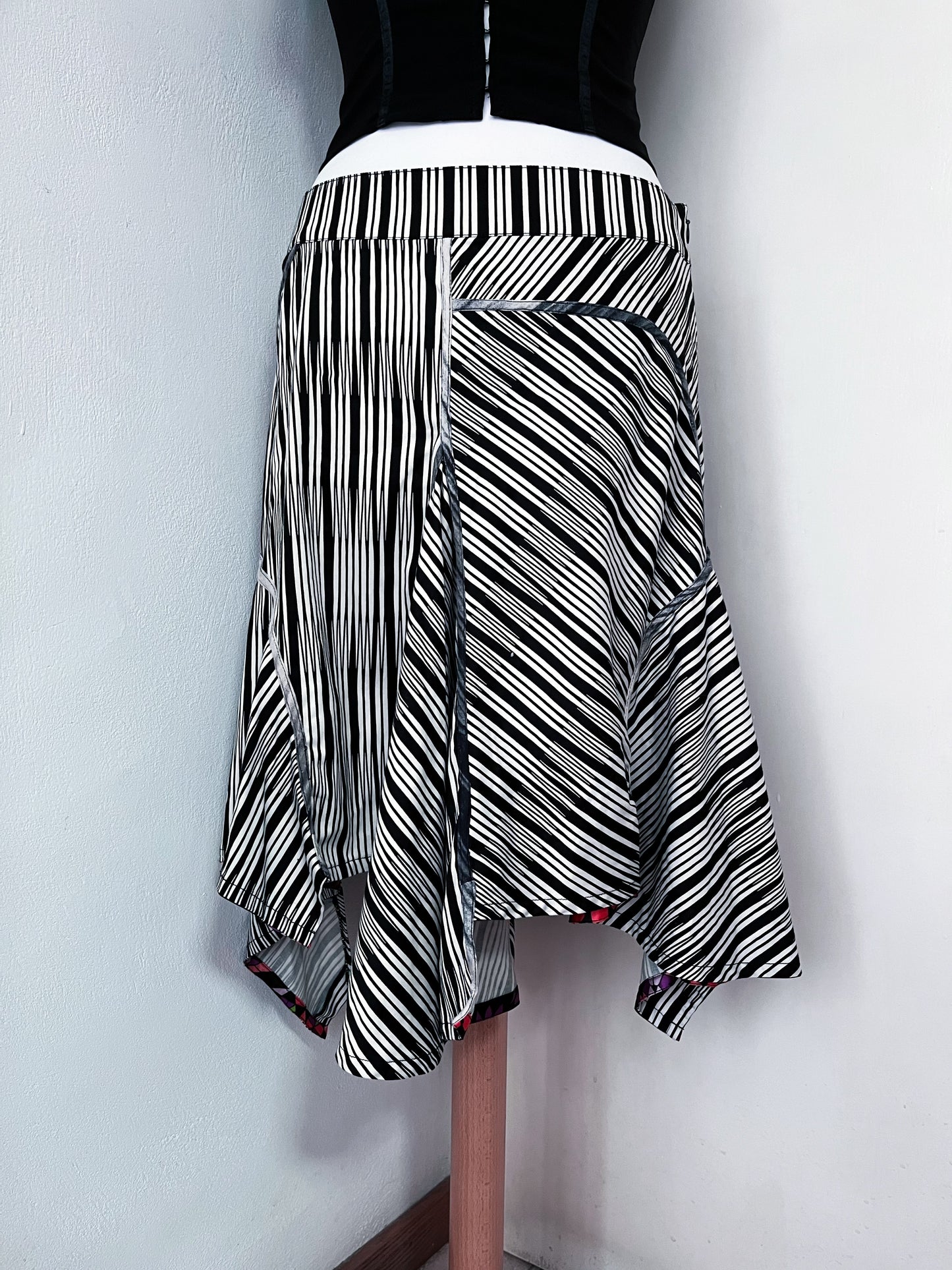 00’s witchy asymmetrical black & white skirt 💜🕸️
