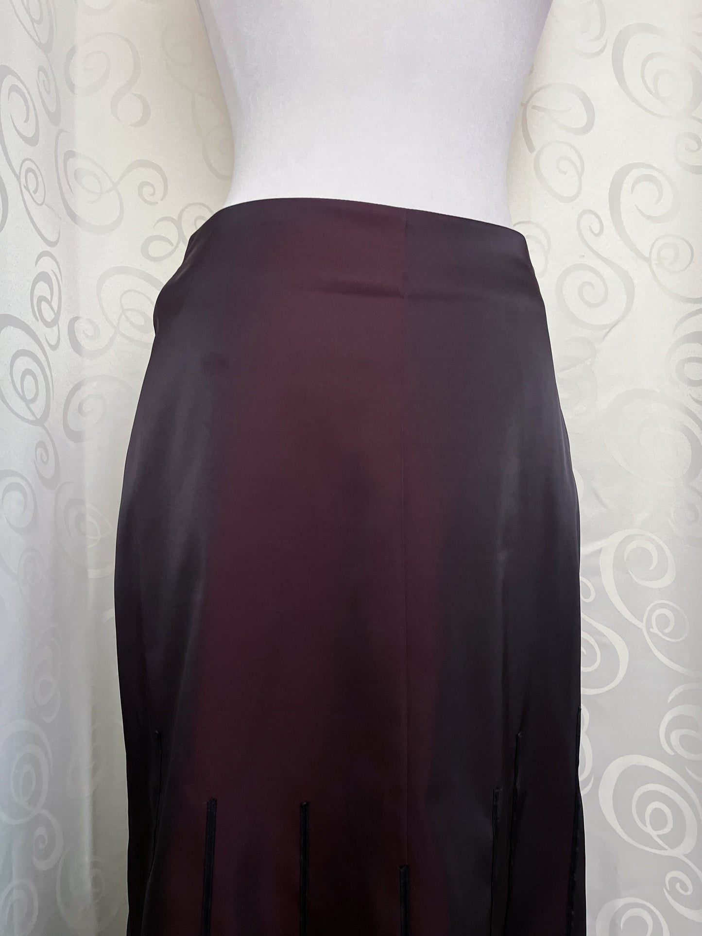 00’s Vampire Gothic dark burgundy satin skirt with lace & faux fur trim detail 🦇🥀