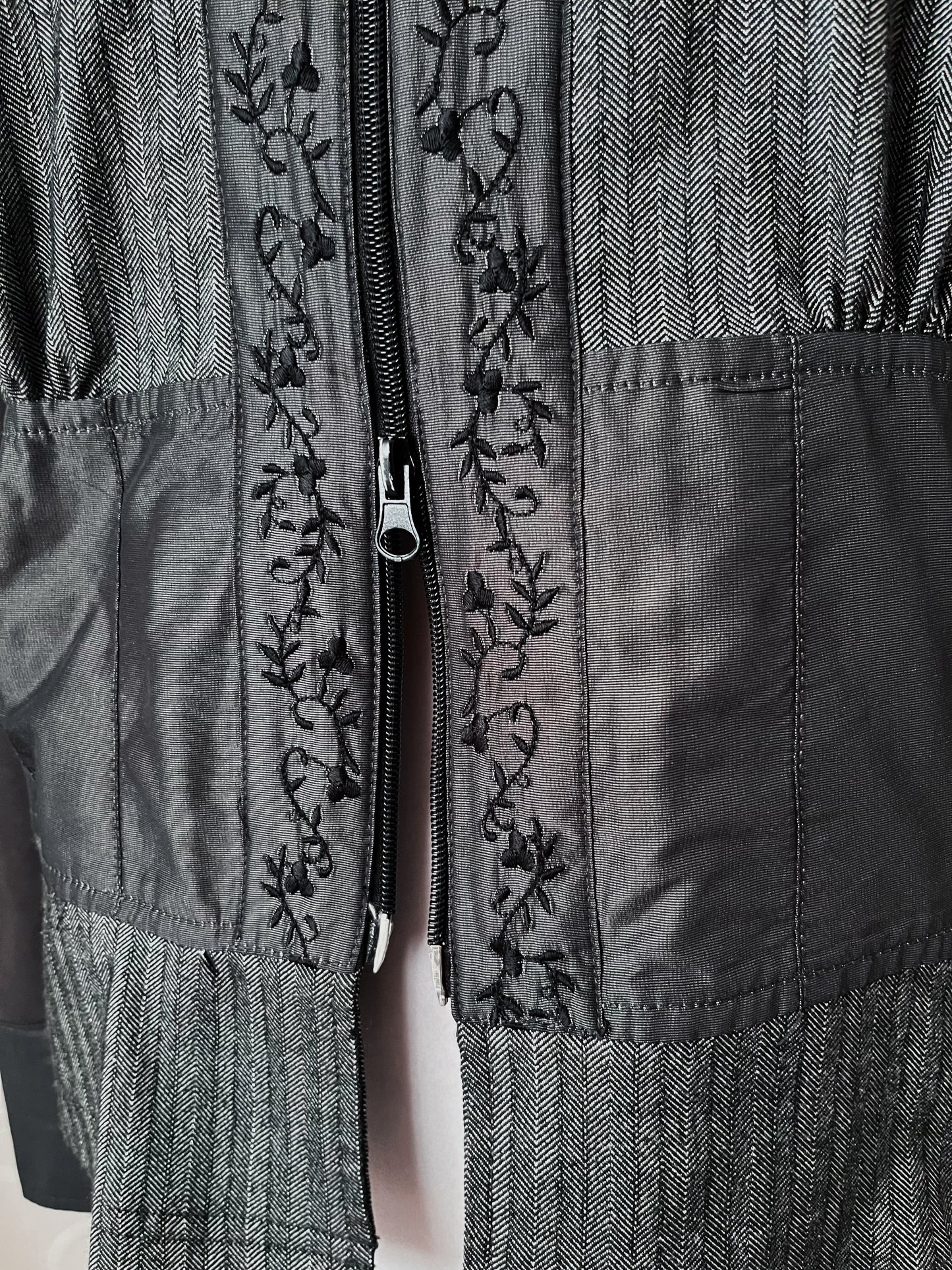 00’s whimsygoth grey zip-up jacket 🌀🪽
