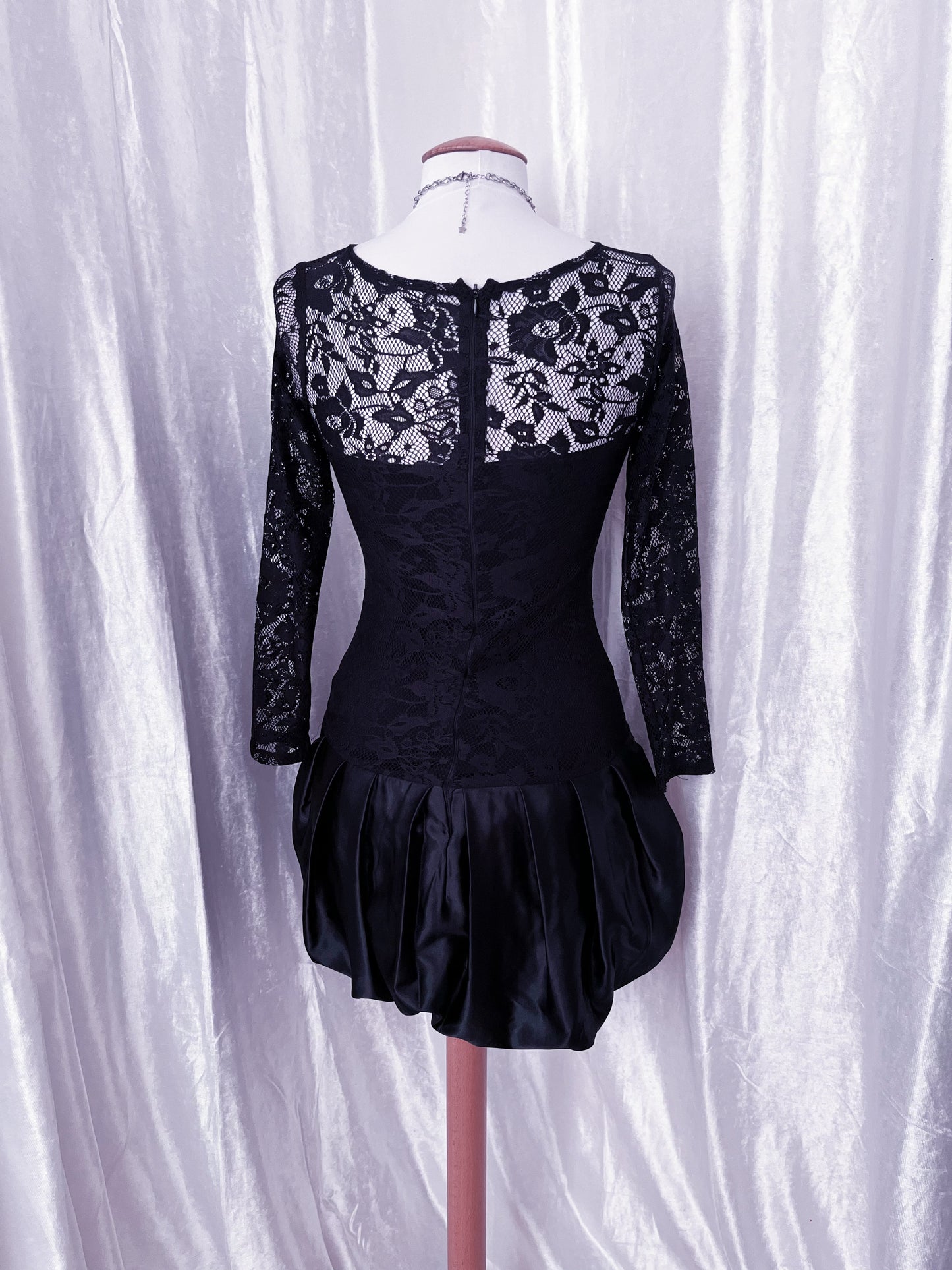 Iconic Gothic balloon lace dress 🦇