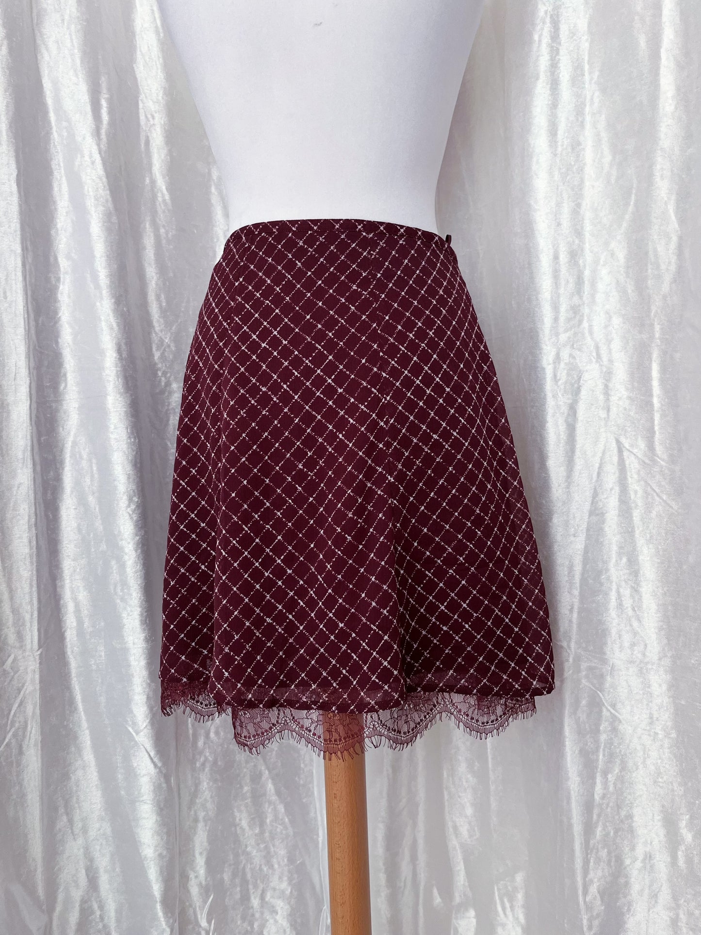 Y2K mesh burgundy skirt with lining & lace hem detail 🎀