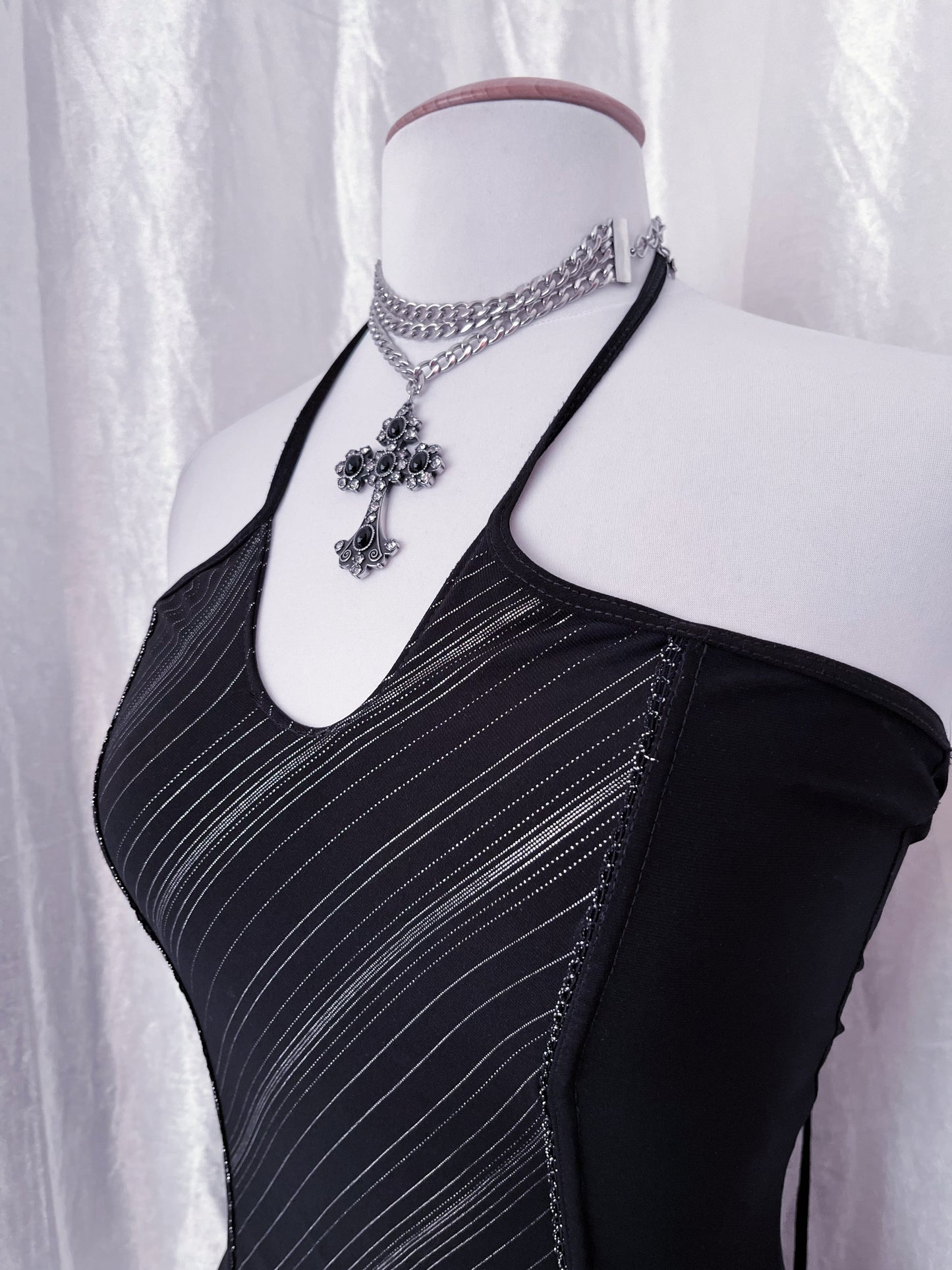 00’s halter top with lace-up back detail 🦇