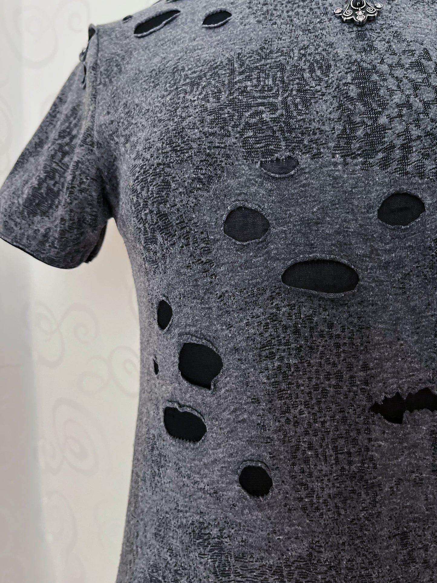 00’s Alt ripped grey tee 🖤🕷️