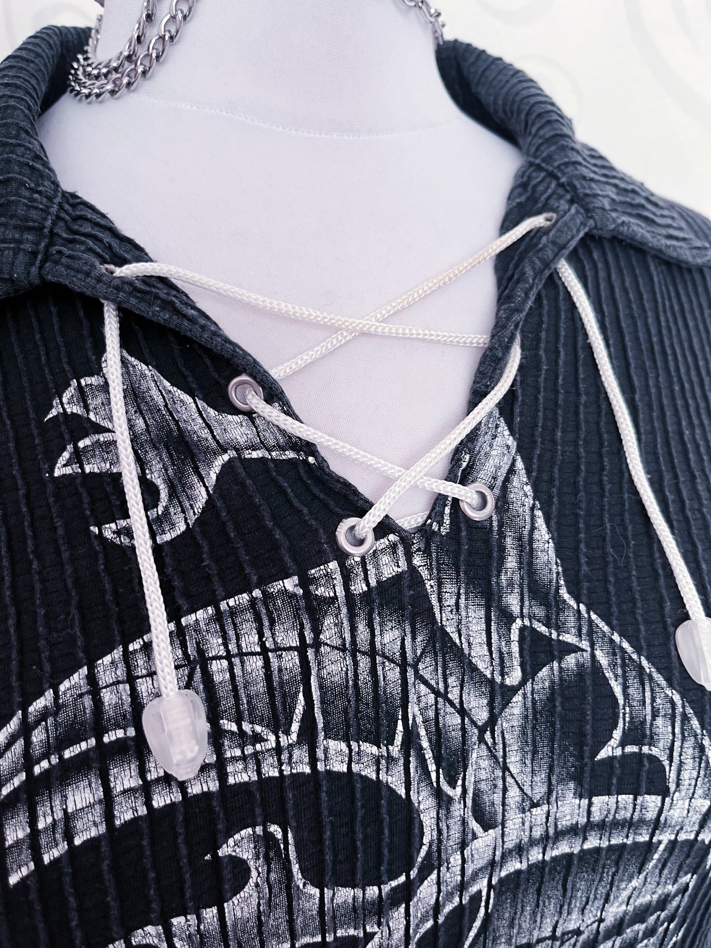 00's cotton dragon top with lace up detail 🐉