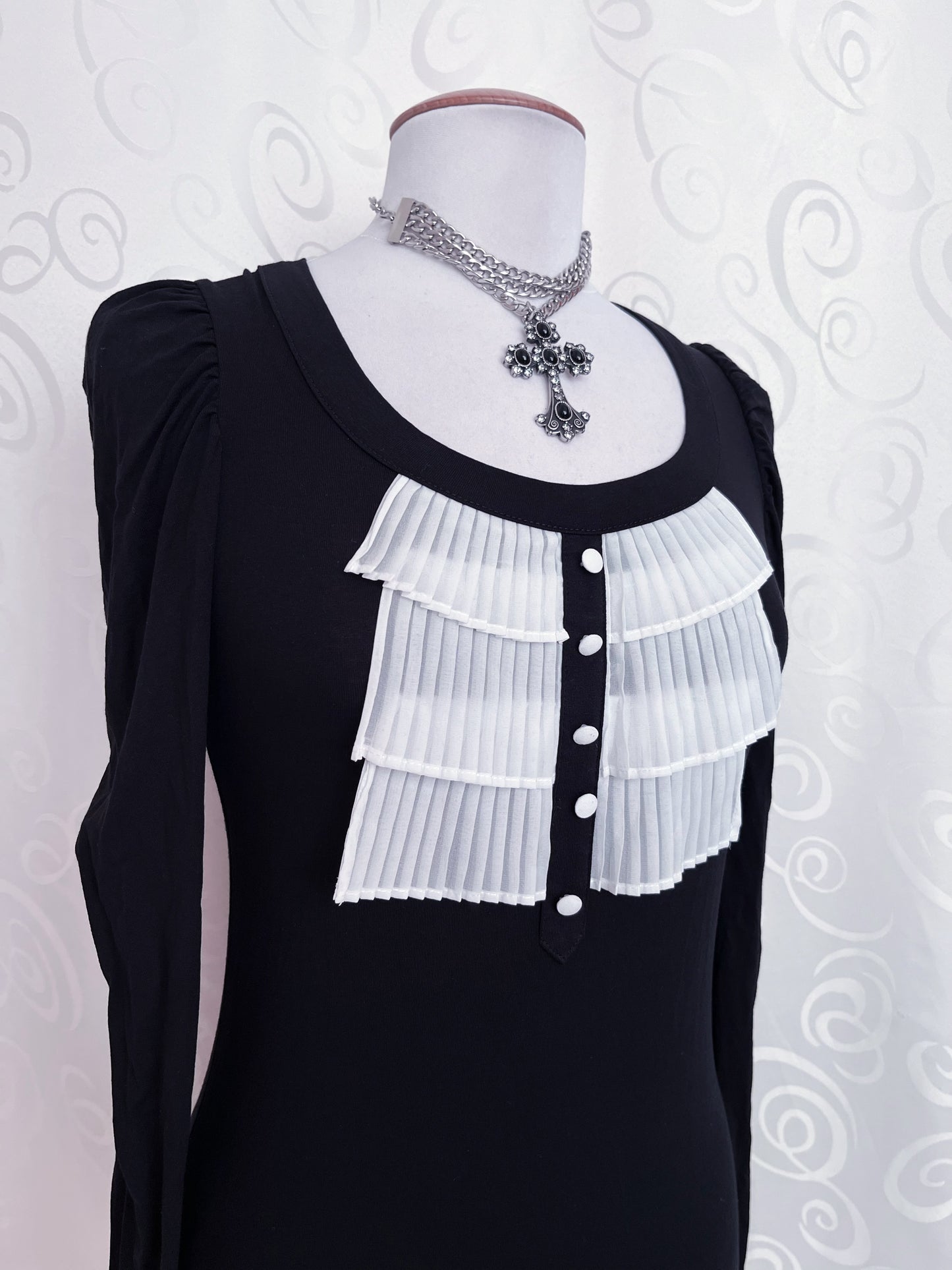 Gothic Jirai Kei black top with puff sleeves and ruffle detail 🦇