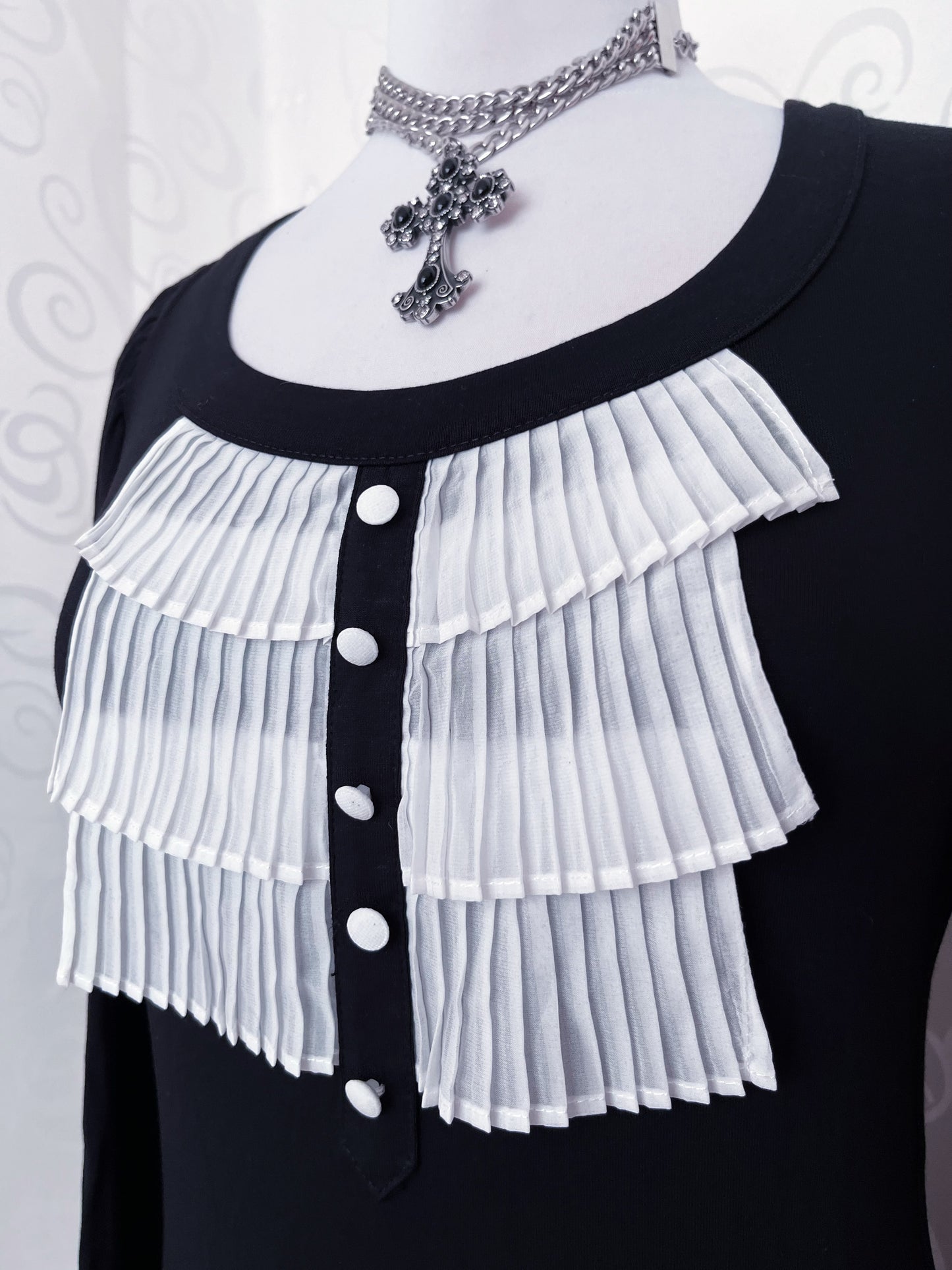 Gothic Jirai Kei black top with puff sleeves and ruffle detail 🦇